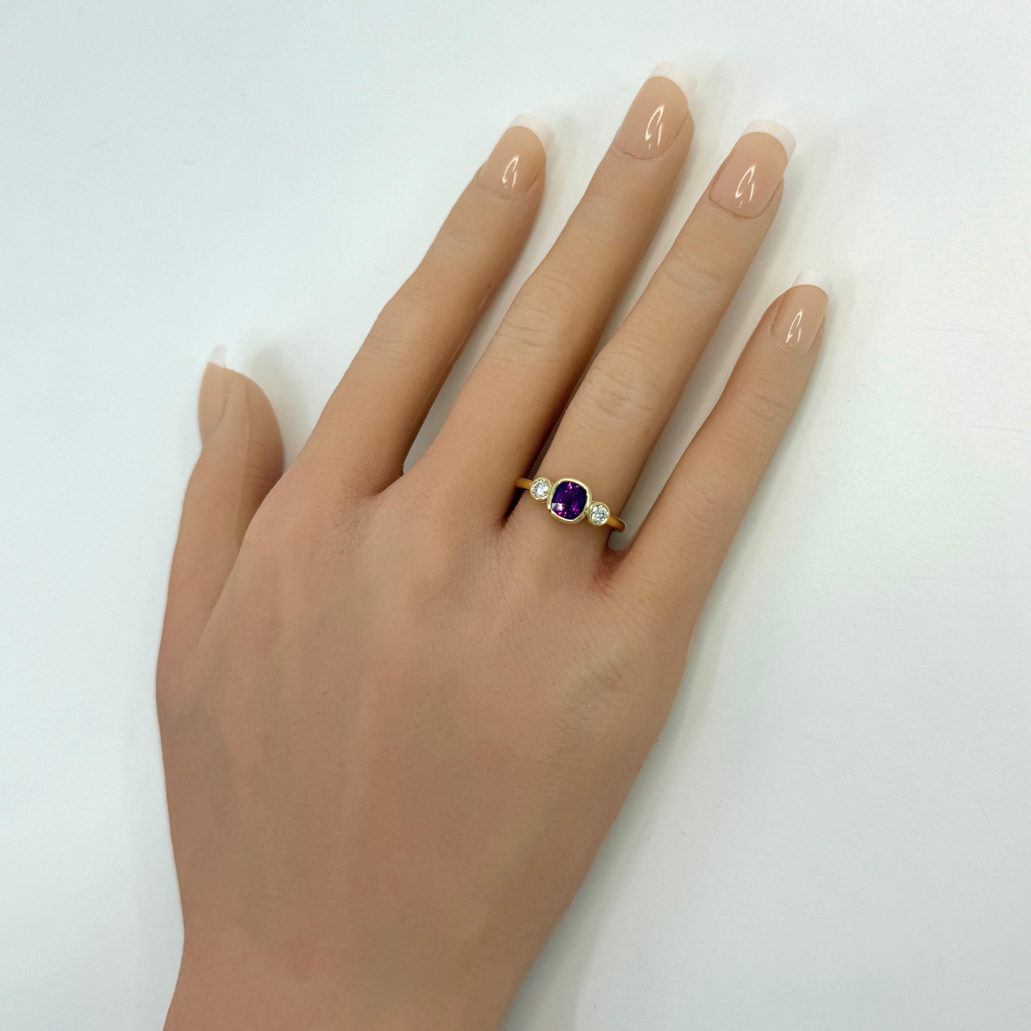 Nature Vivid Diamonds & Diamond 18k Yellow Gold Three Stone Ring (bague à trois pierres en or jaune 18k) en vente 1