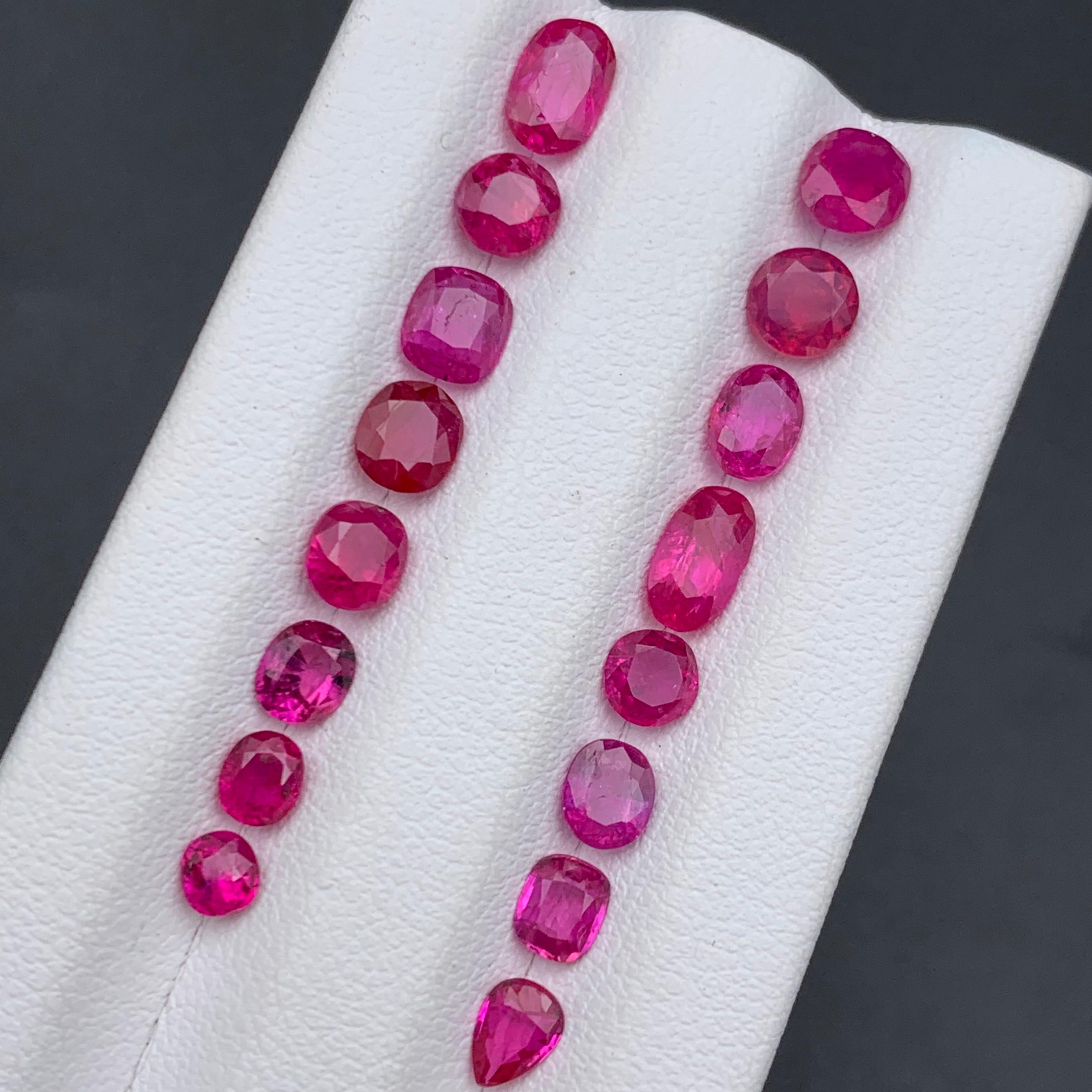 Contemporaneo Parcella di rubino rosa e rosso naturale 7,69 carati, cuscino ovale, gemme sciolte. in vendita