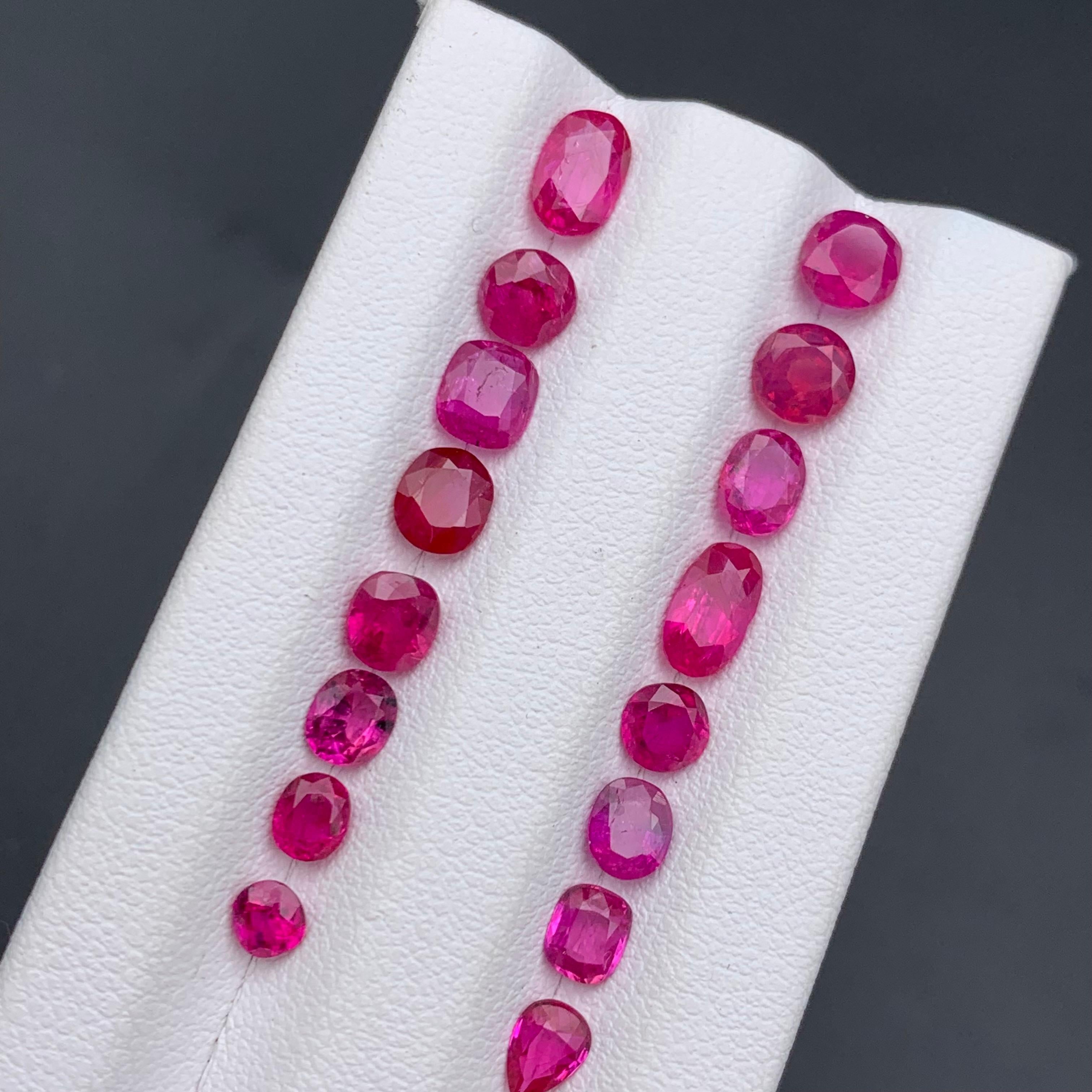 Parcella di rubino rosa e rosso naturale 7,69 carati, cuscino ovale, gemme sciolte. in vendita 1