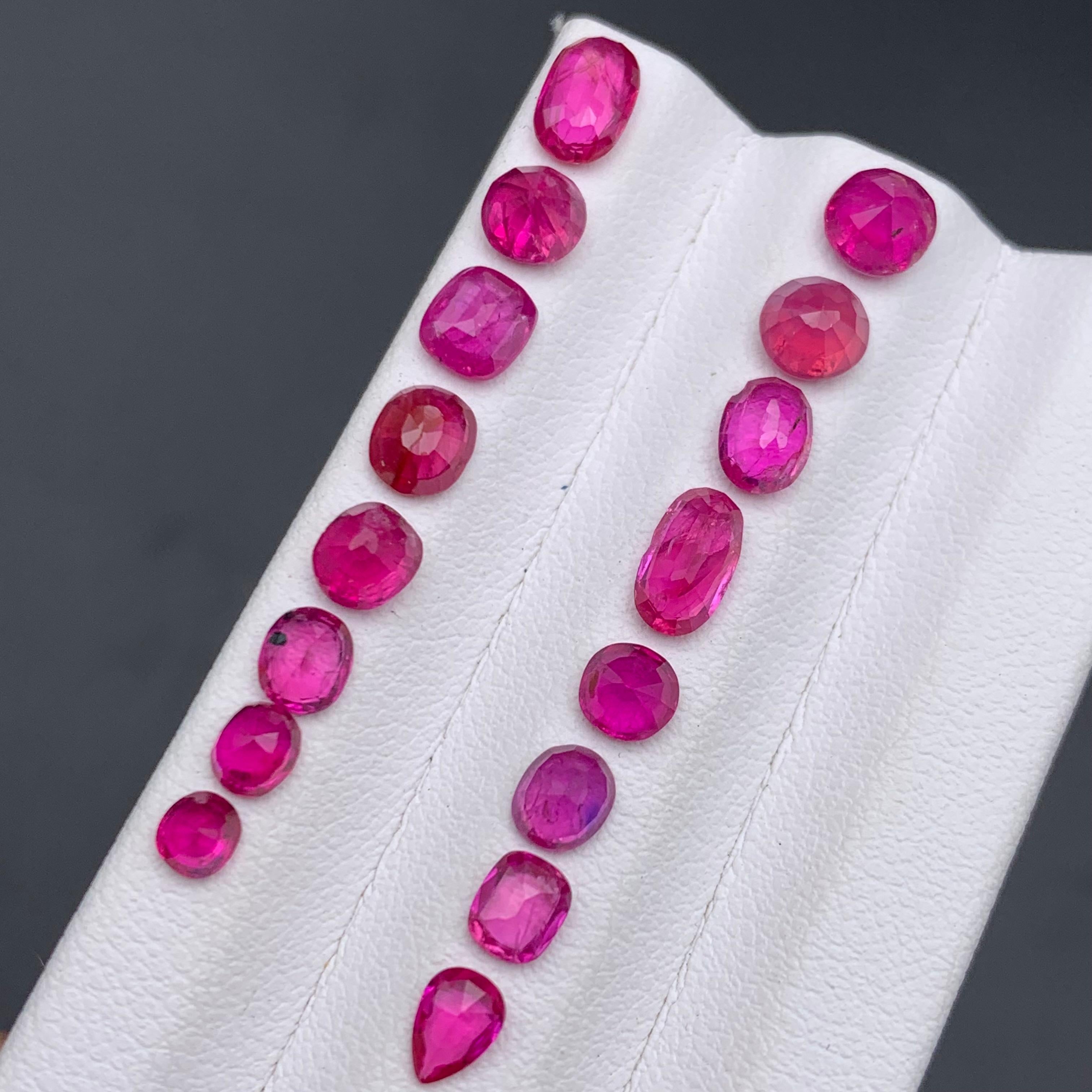 Parcella di rubino rosa e rosso naturale 7,69 carati, cuscino ovale, gemme sciolte. in vendita 2