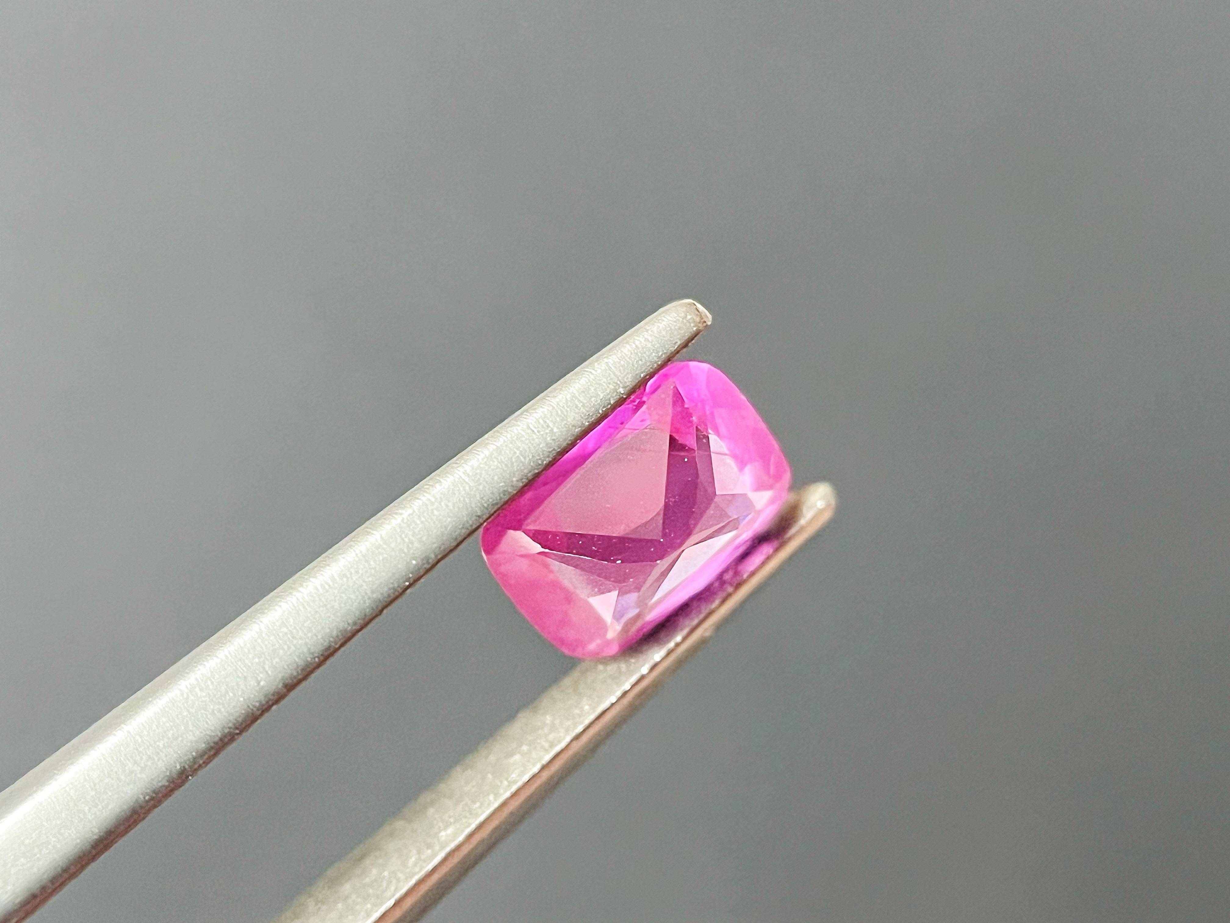Natural Vivid Pink Sapphire Loose Gemstone for Jewelry Making, 1.02 Ct en vente 4