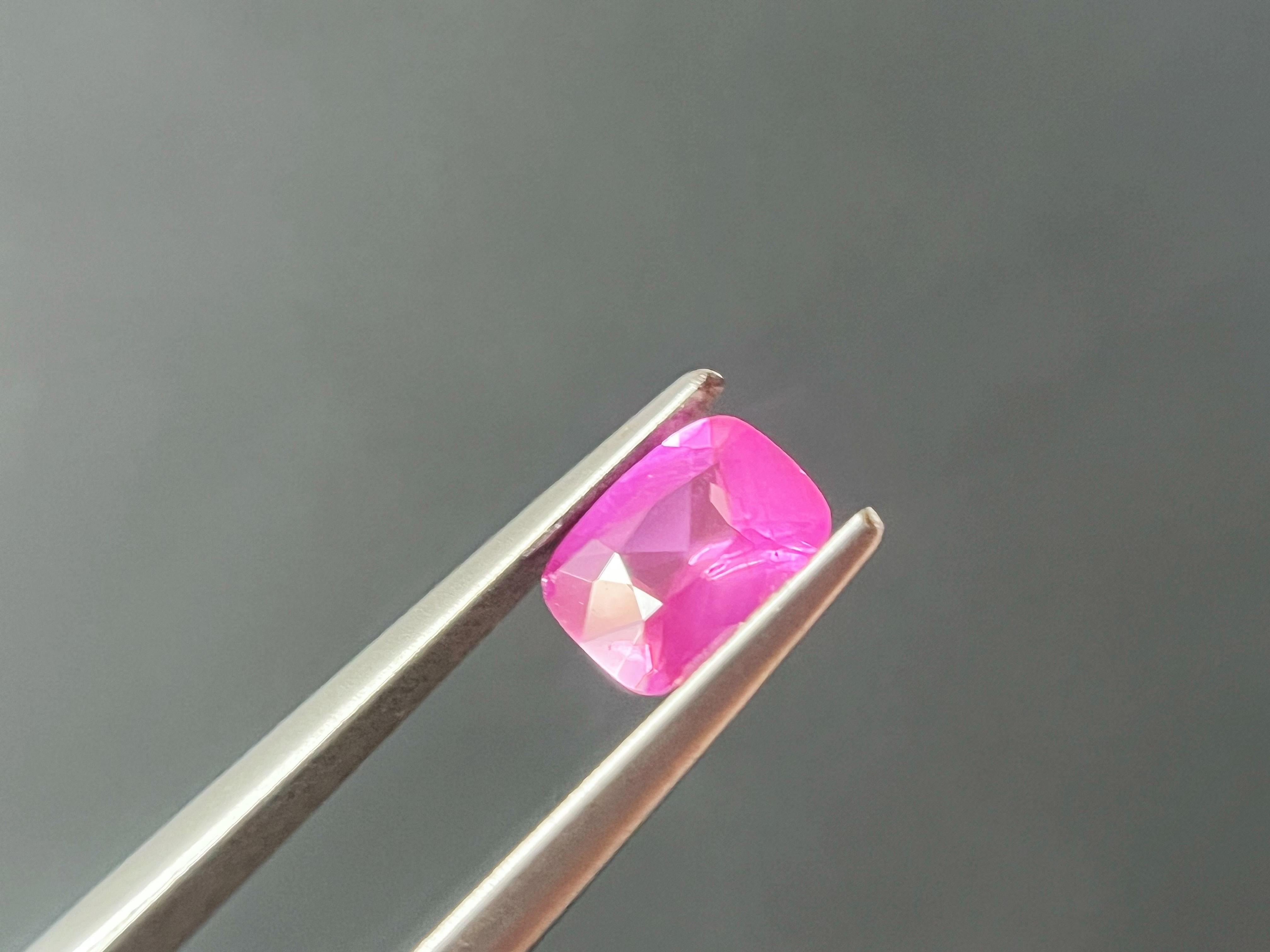 Natural Vivid Pink Sapphire Loose Gemstone for Jewelry Making, 1.02 Ct en vente 11
