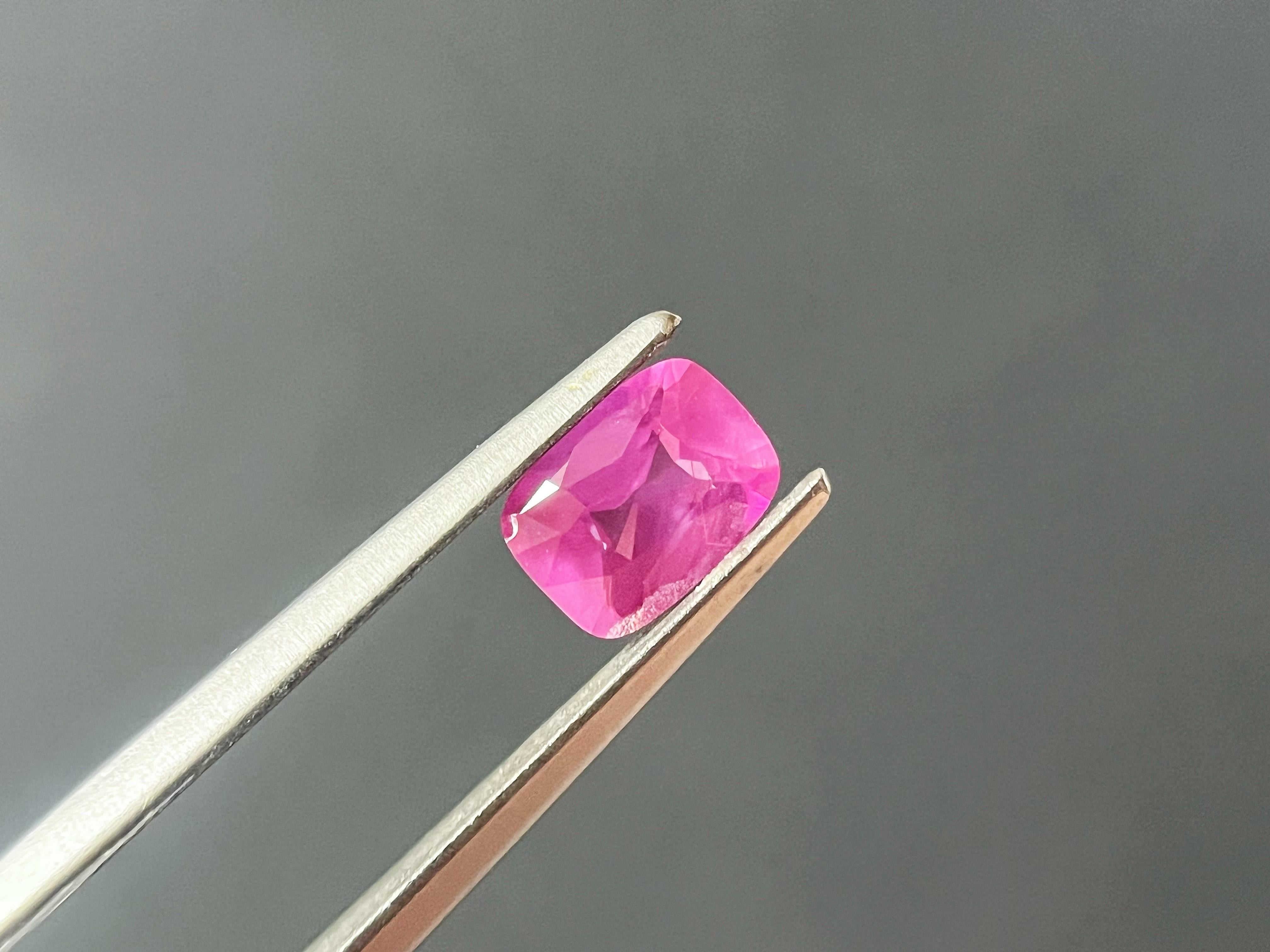 Natural Vivid Pink Sapphire Loose Gemstone for Jewelry Making, 1.02 Ct en vente 12