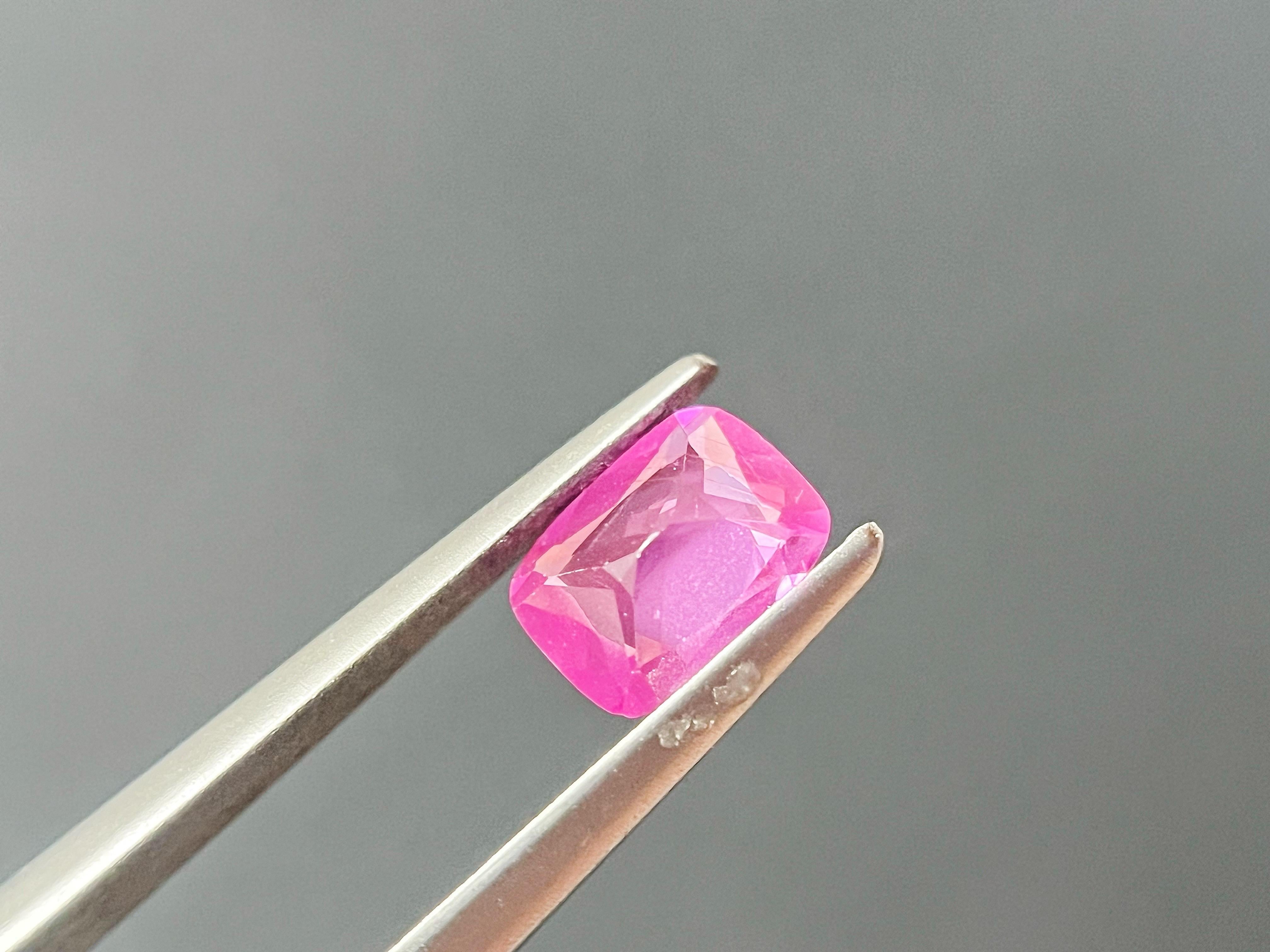 Natural Vivid Pink Sapphire Loose Gemstone for Jewelry Making, 1.02 Ct en vente 13