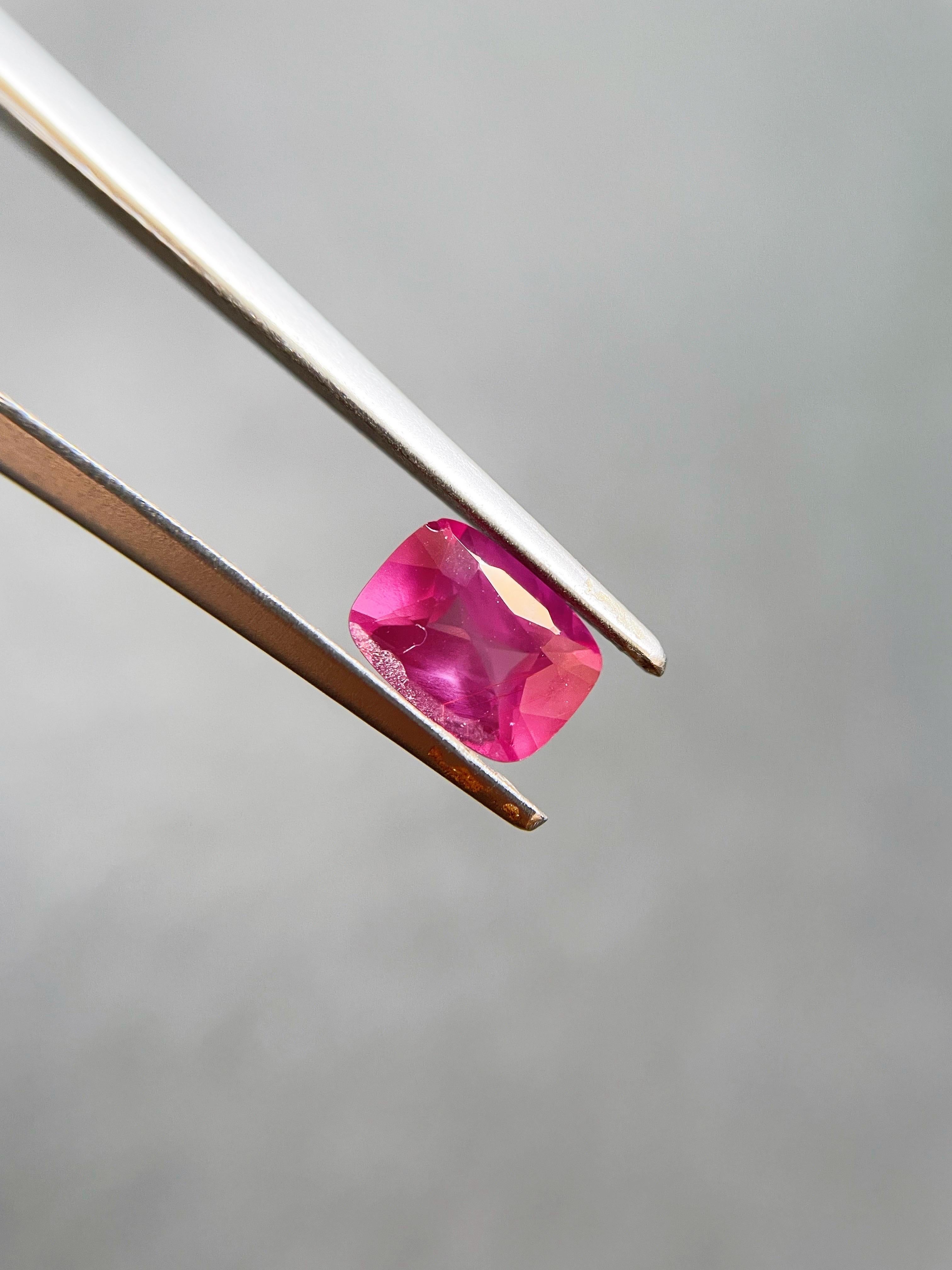 Découvrez la beauté de ce saphir naturel rose vif - un choix idéal pour créer une bague à couper le souffle ou d'autres bijoux exquis. Parfait comme cadeau pour les mariages, la fête des mères, les anniversaires, la Saint-Valentin, les remises de