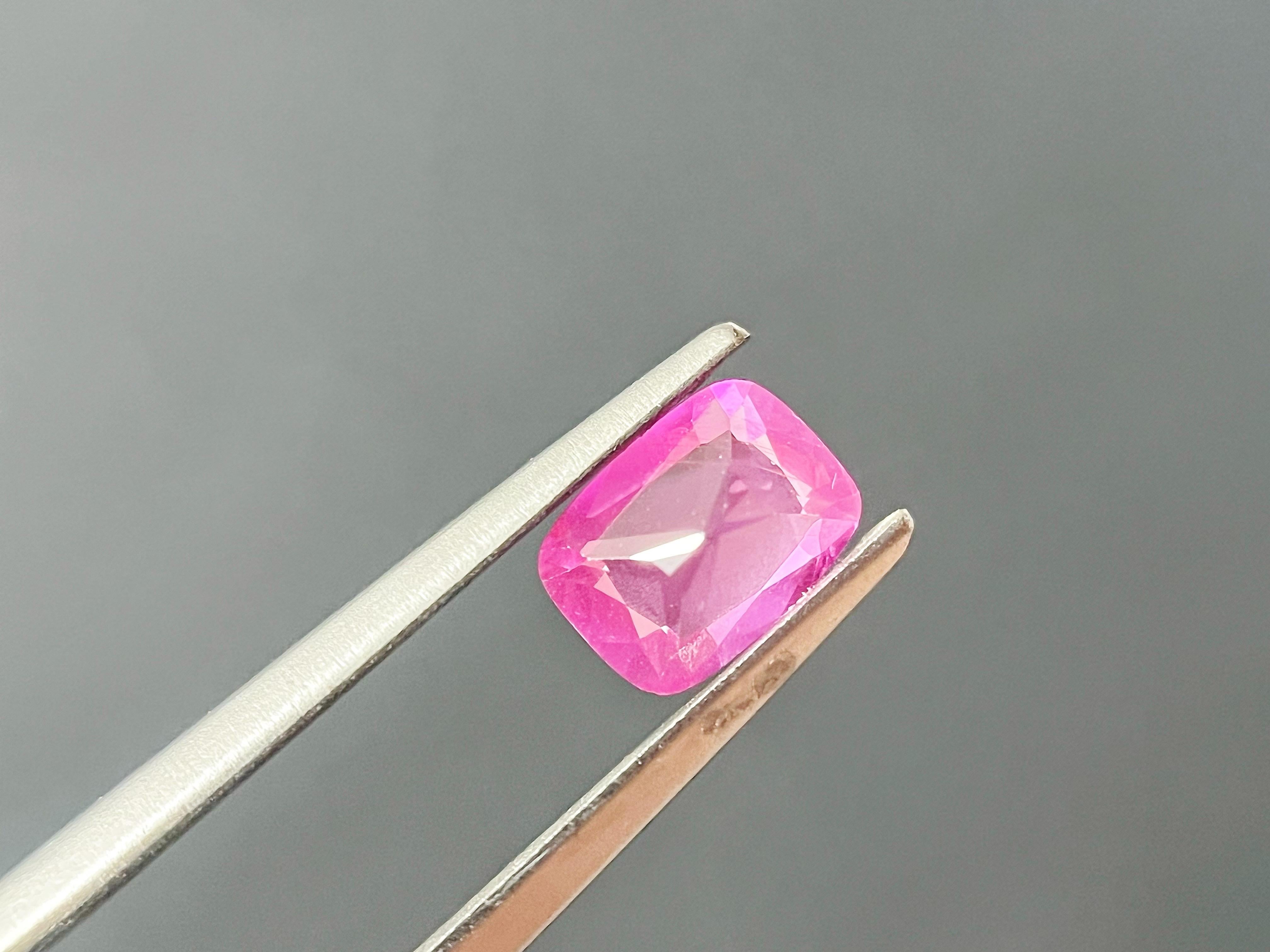 Natural Vivid Pink Sapphire Loose Gemstone for Jewelry Making, 1.02 Ct en vente 14