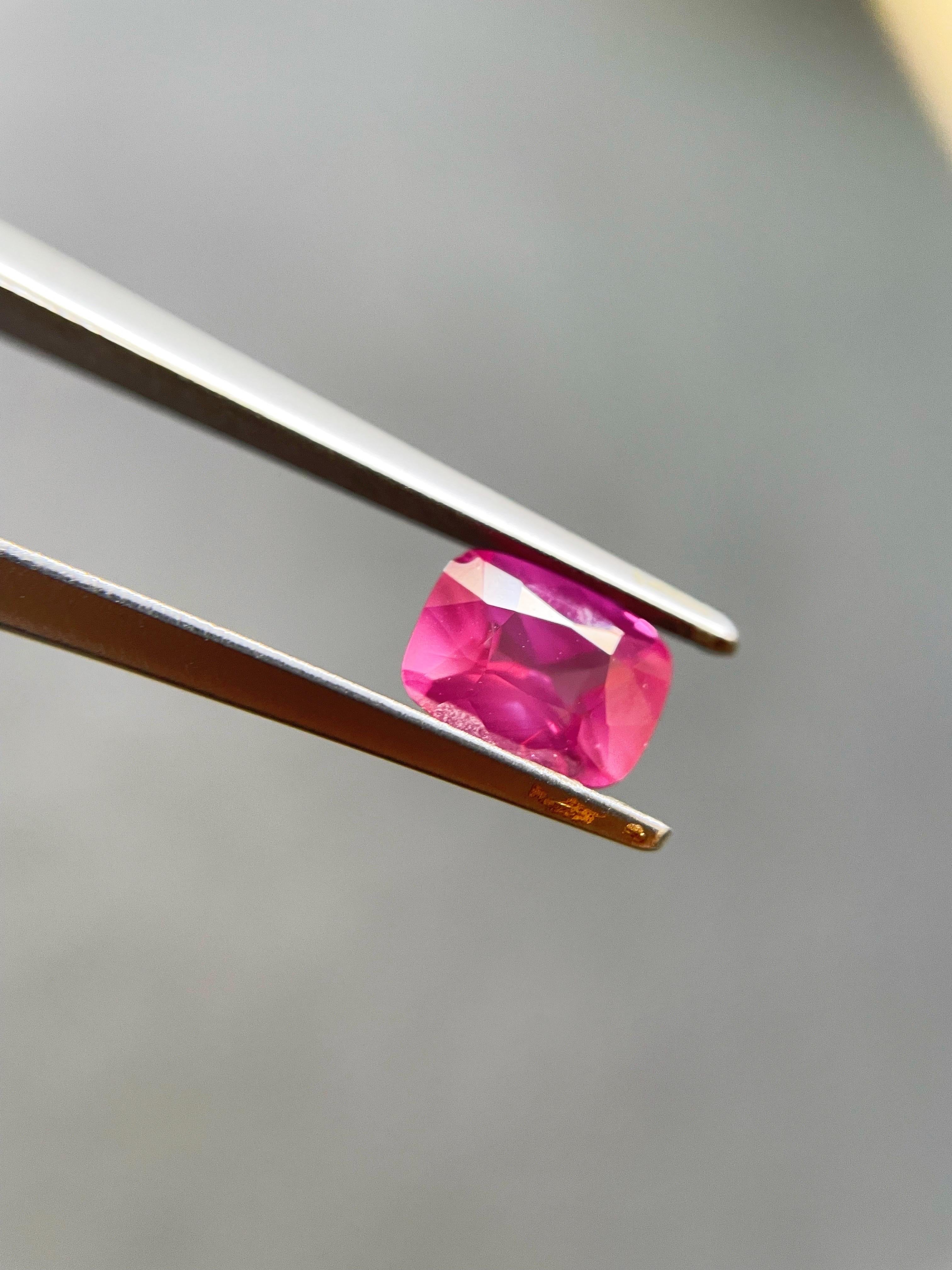 Artisan Natural Vivid Pink Sapphire Loose Gemstone for Jewelry Making, 1.02 Ct en vente