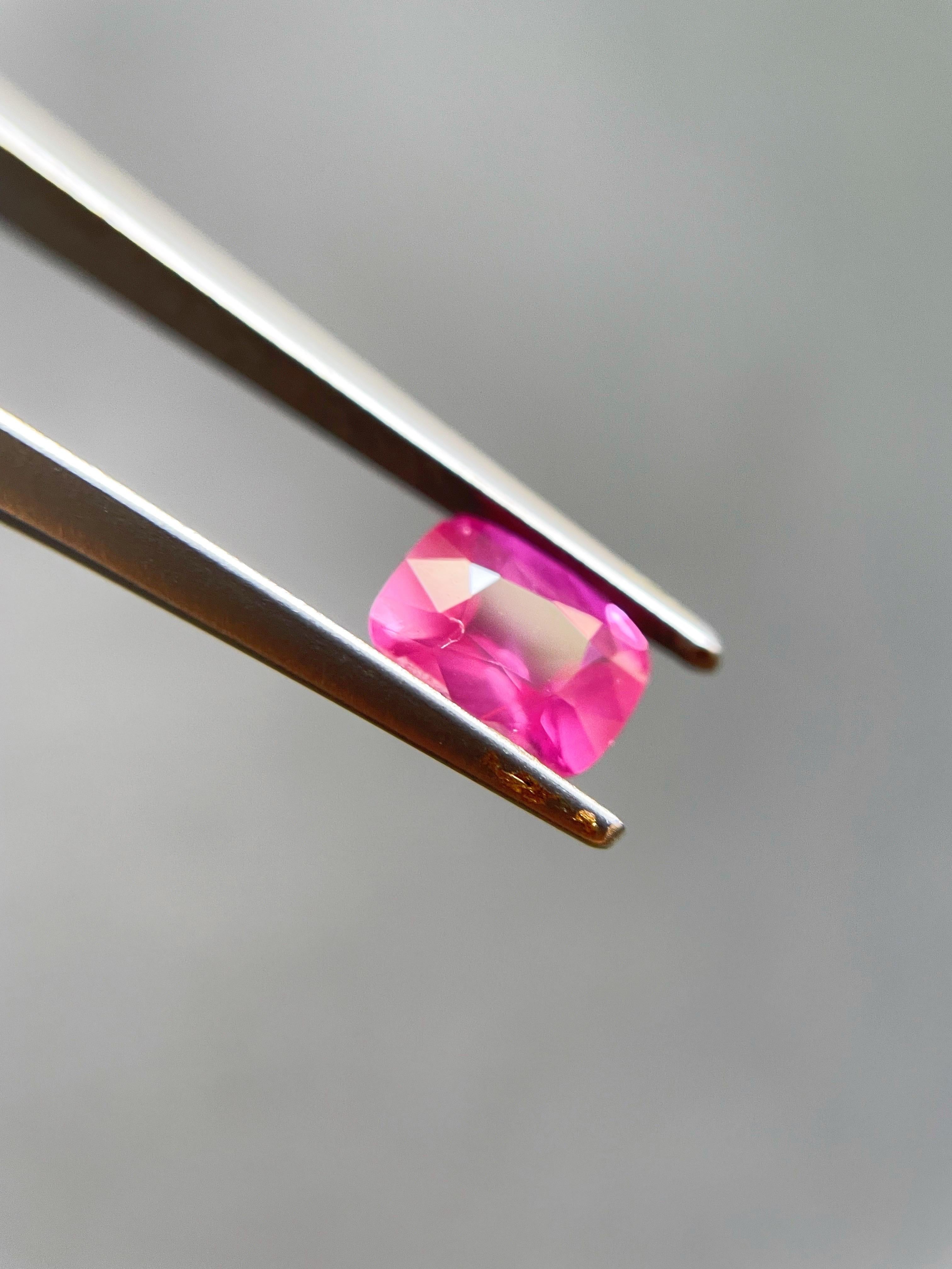 Natural Vivid Pink Sapphire Loose Gemstone for Jewelry Making, 1.02 Ct Neuf - En vente à Kowloon, HK