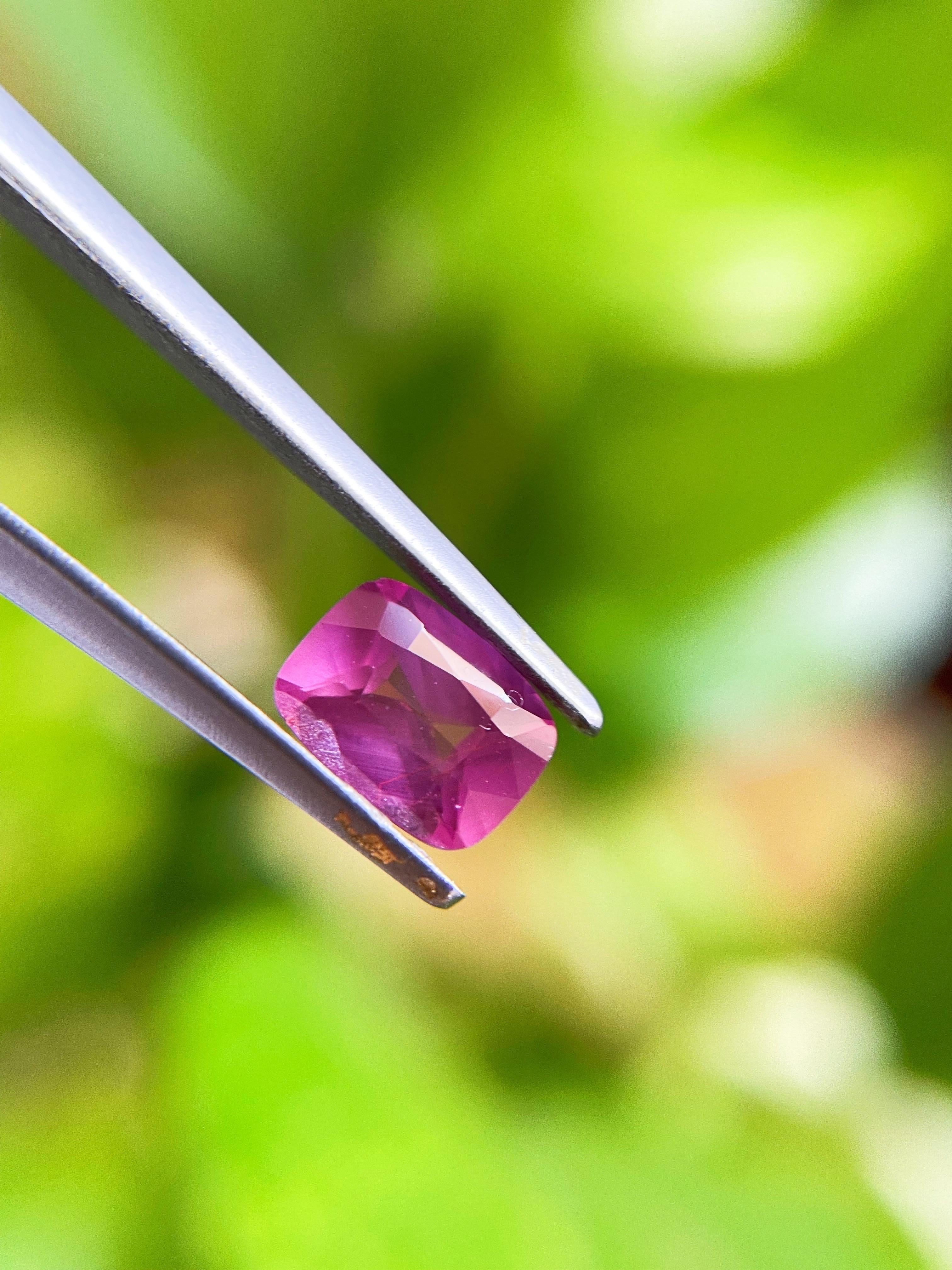 Natural Vivid Pink Sapphire Loose Gemstone for Jewelry Making, 1.02 Ct en vente 1