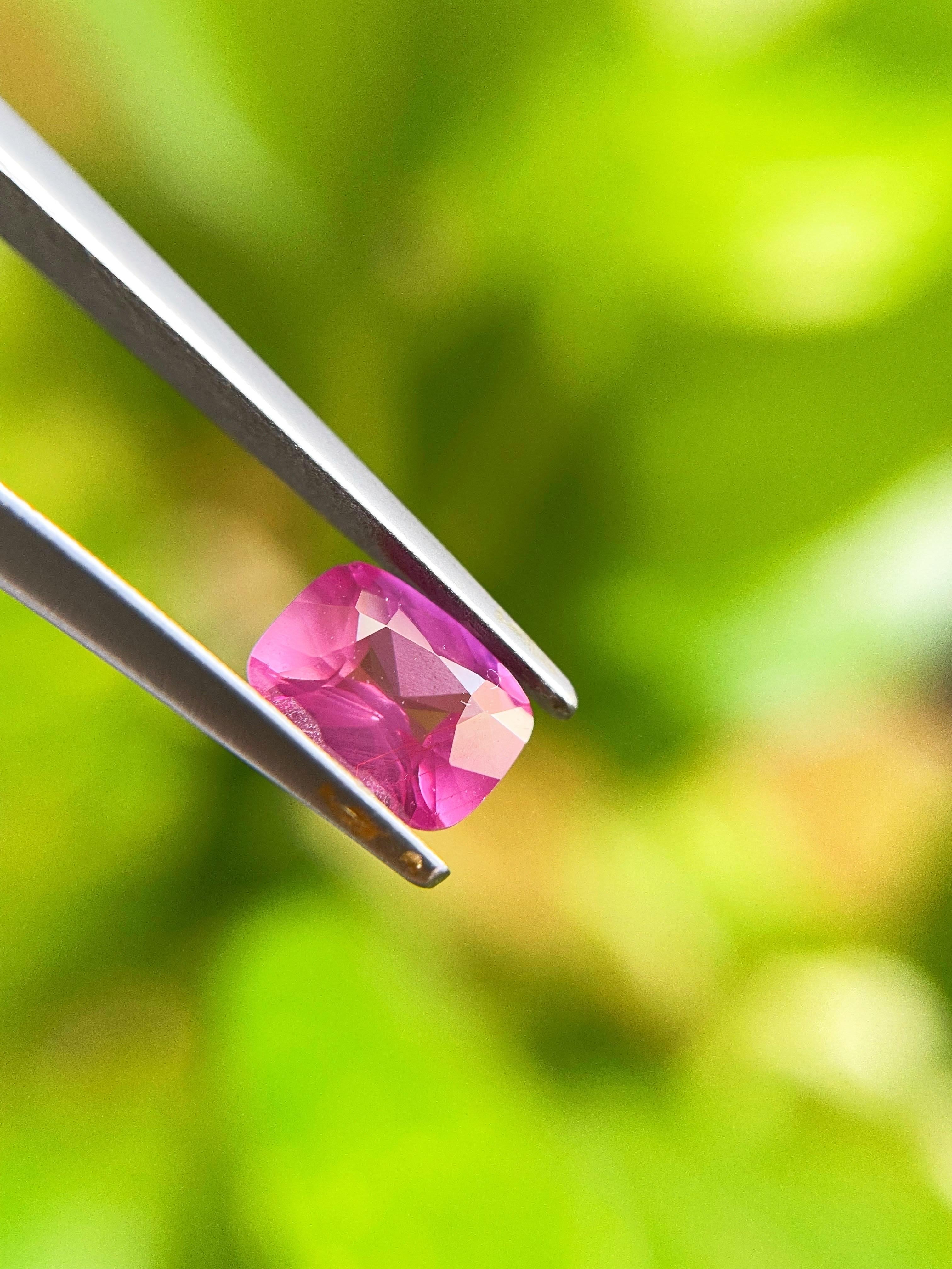 Natural Vivid Pink Sapphire Loose Gemstone for Jewelry Making, 1.02 Ct en vente 2