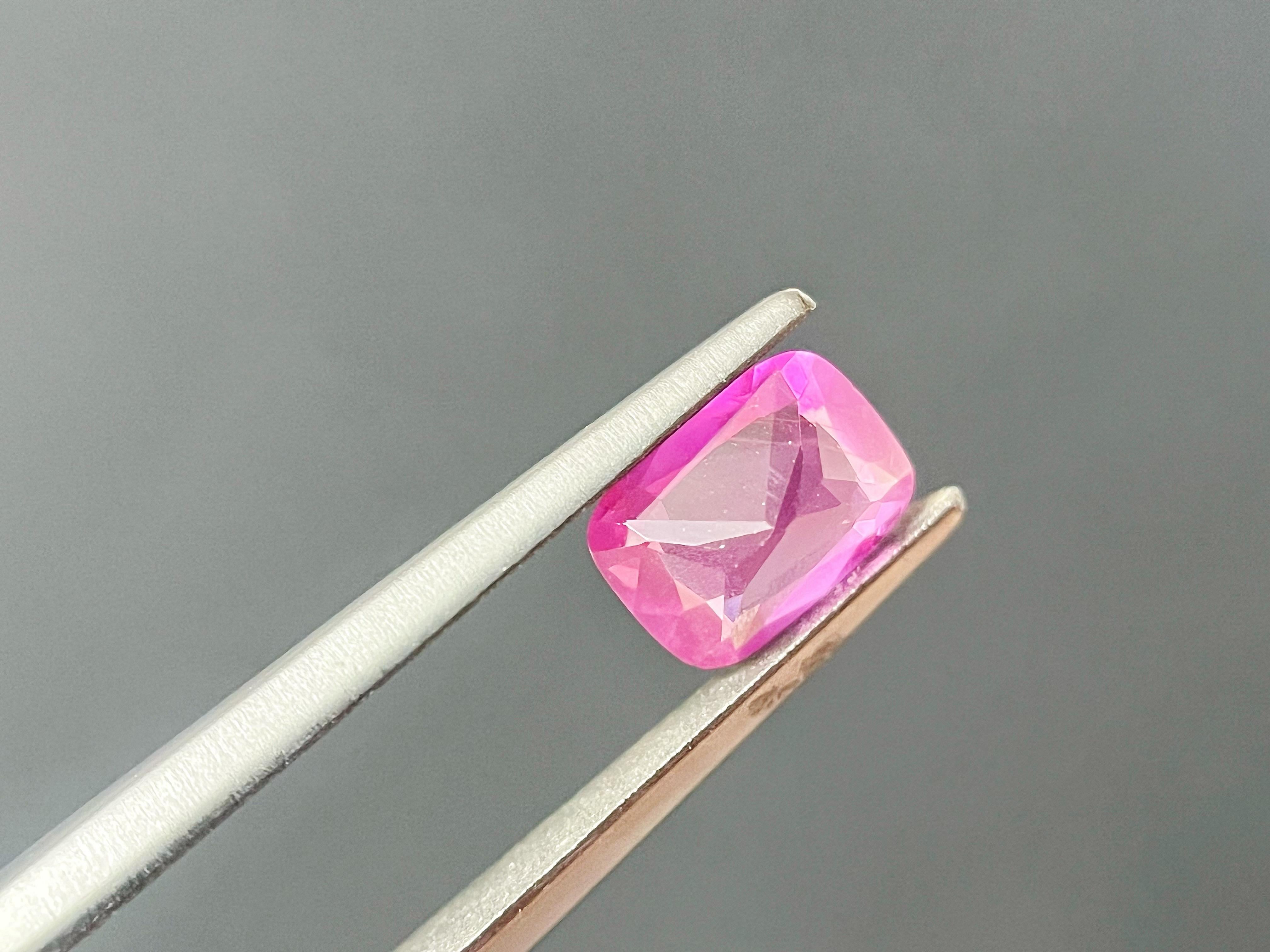 Natural Vivid Pink Sapphire Loose Gemstone for Jewelry Making, 1.02 Ct en vente 3