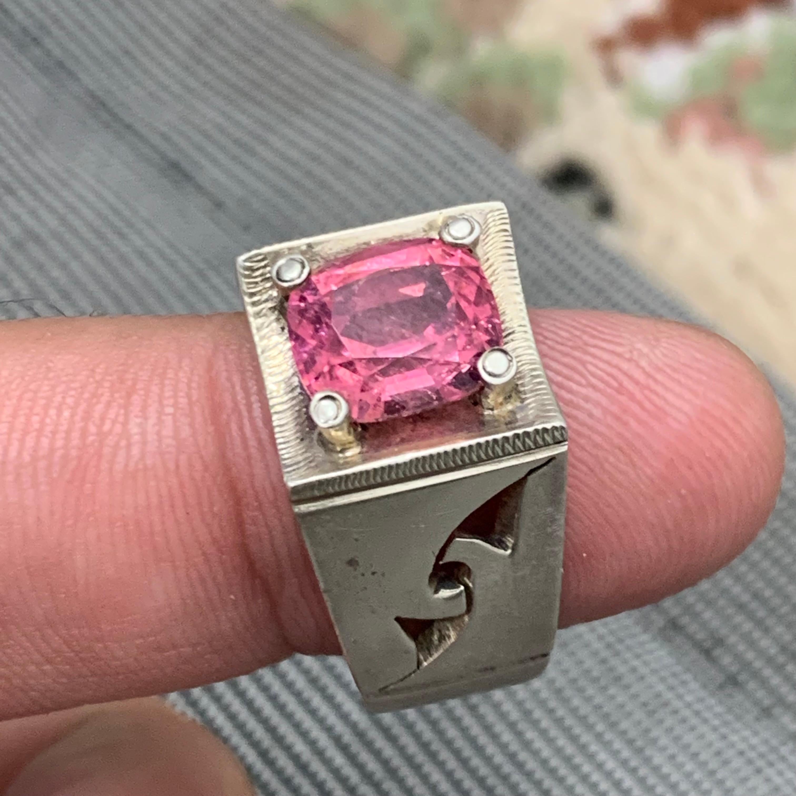 Gema turmalina natural rosa vivo Anillo de plata hecho a mano talla cojín-Talla 10 en venta 2