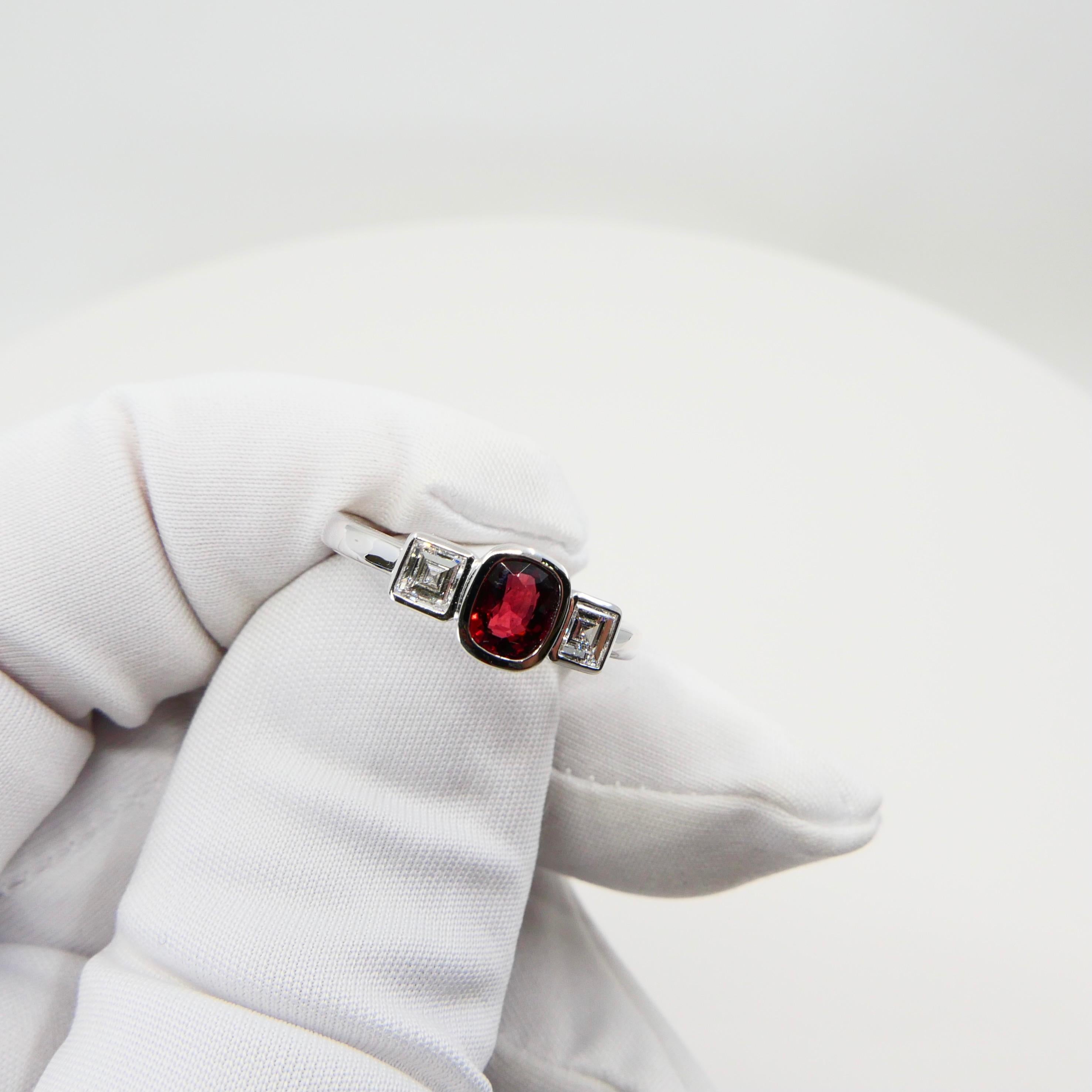 Natürlicher Vivid Red Spinel & Diamant 3 Stein Cocktail Ring, leuchtet (Kissenschliff) im Angebot