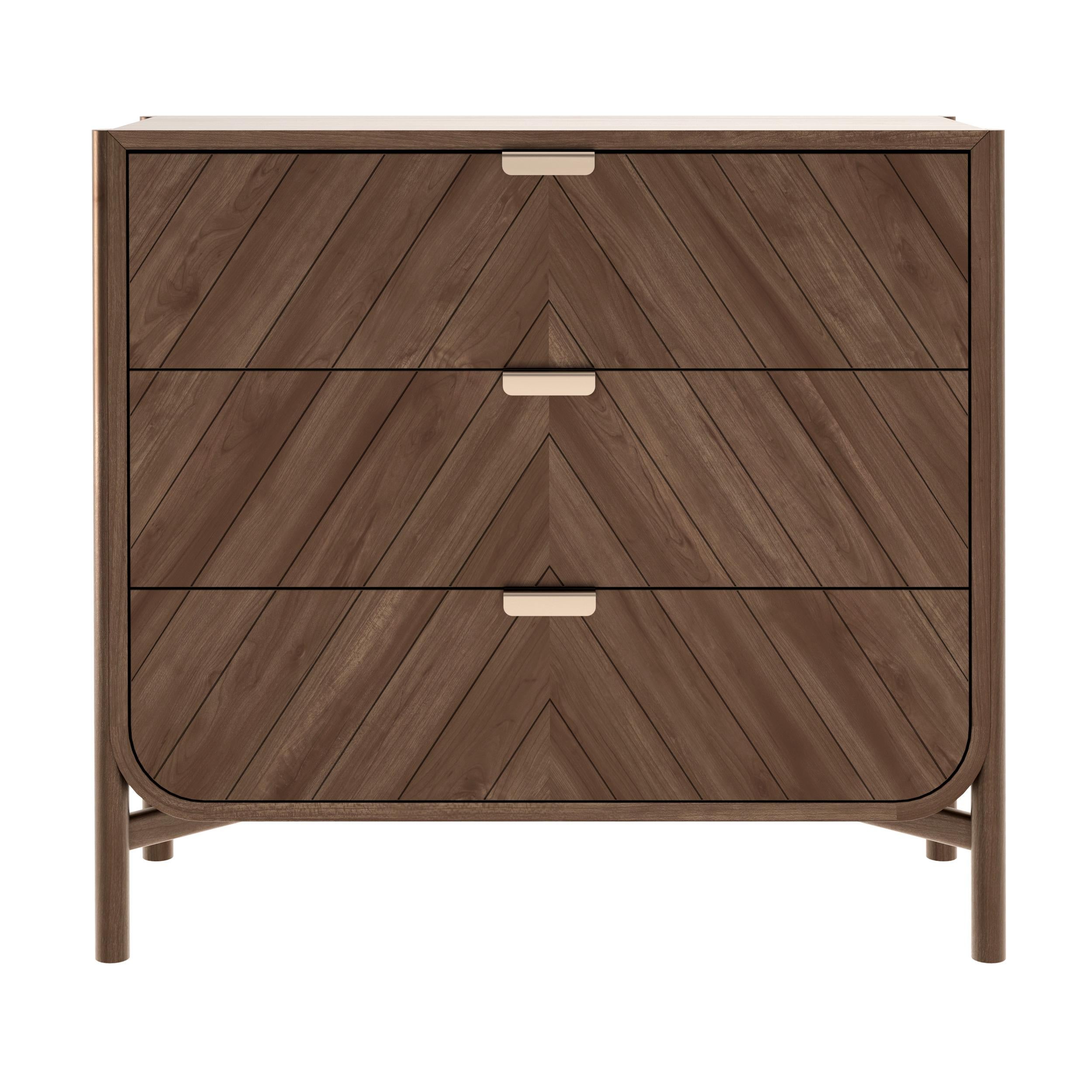 Cassettiera Marius in noce naturale di HARTO
Dimensioni: L 100 x P 40 x H 90 cm. 
Materiali: Wood Wood, MDF impiallacciato.  
Peso: 58,0 kg

In un ingresso o in una camera da letto, la cassettiera Marius, con i suoi frontali chevron incisi e le