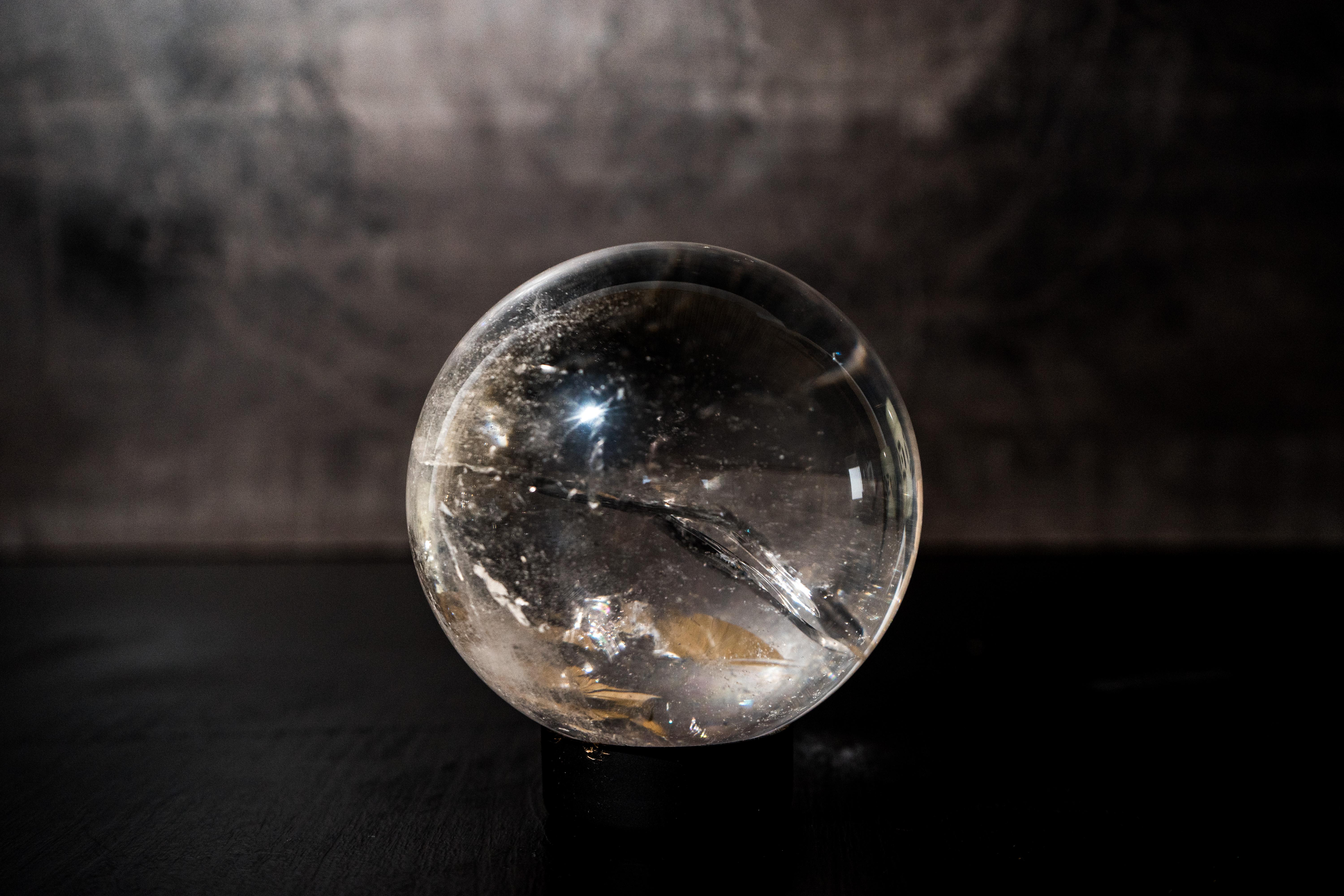 Sphère de cristal de quartz clair - Boule de quartz naturel de haute qualité de Diamantina

▫️ Description

Il s'agit d'une sphère de quartz cristallin très spéciale, presque sans défaut, qui incarne un niveau de perfection exquis qui est vraiment