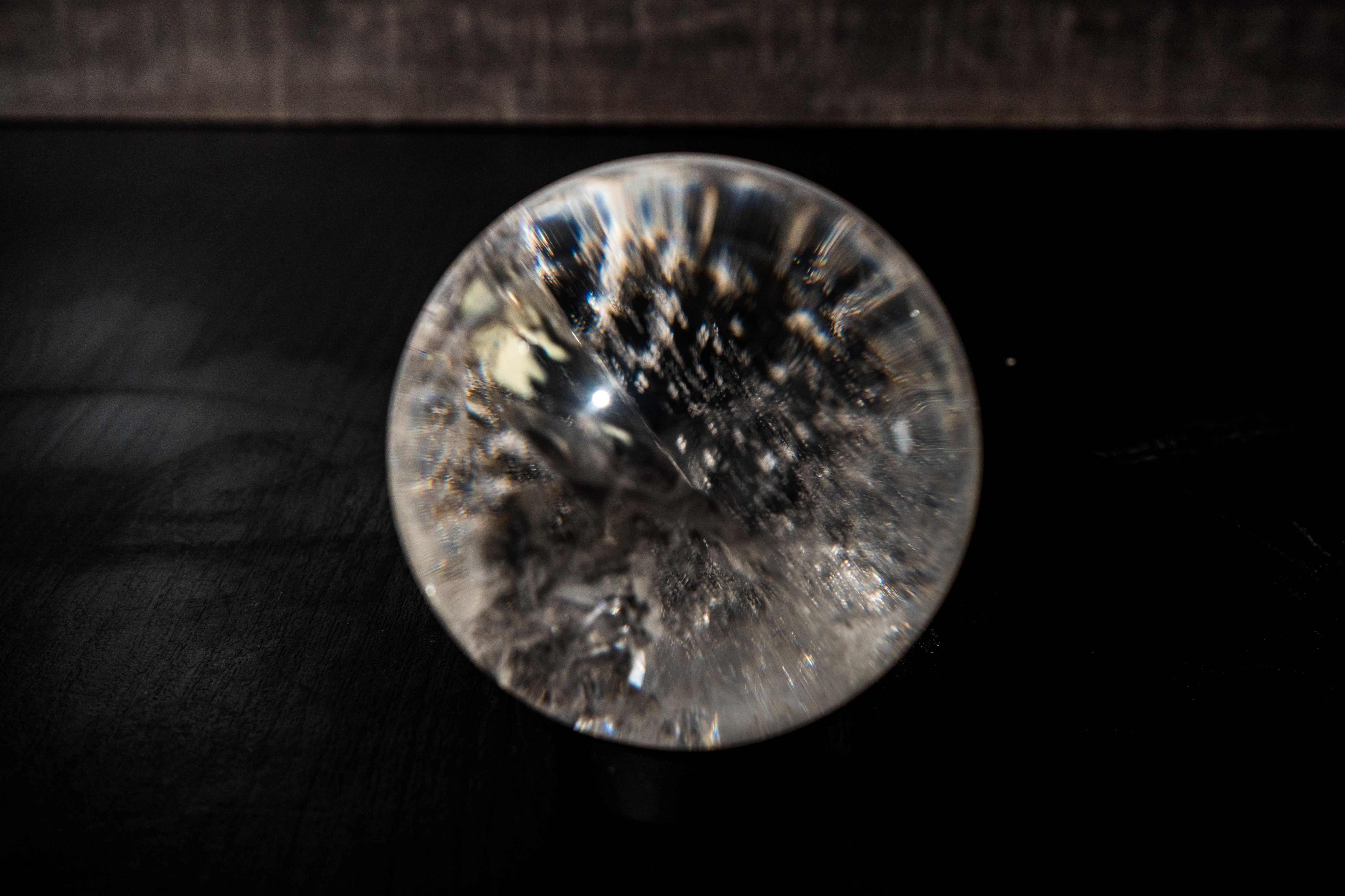 Brésilien Sphère d'eau douce en quartz naturel en vente