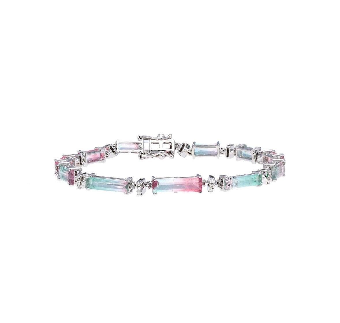 Für die Freigabe der Sendung müssen Sie keine Steuern zahlen. Wir übernehmen die Steuer und die Versandkosten.

Dieses atemberaubende, von einem Designer gefertigte Armband ist aus 18 Karat Gold gefertigt und mit einem Turmalin besetzt. Der warme