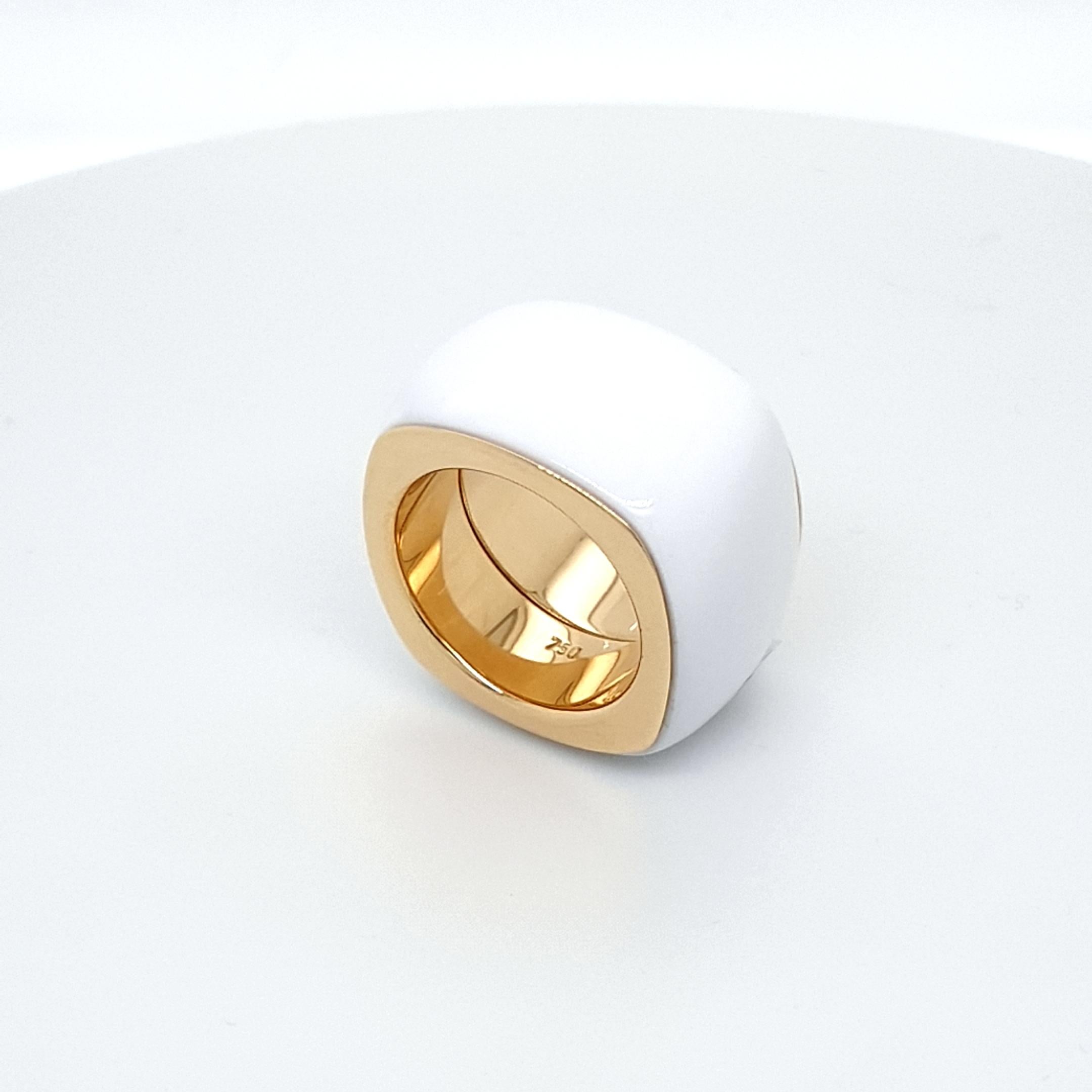 This Natural White Agate Ring with 18 Carat Yellow Gold is totally handmade.
Cutting as well as goldwork are made in German quality.
Finding a suitable nice Natural White Agate to cut a whole ring out of one piece is very difficult.
The cushion