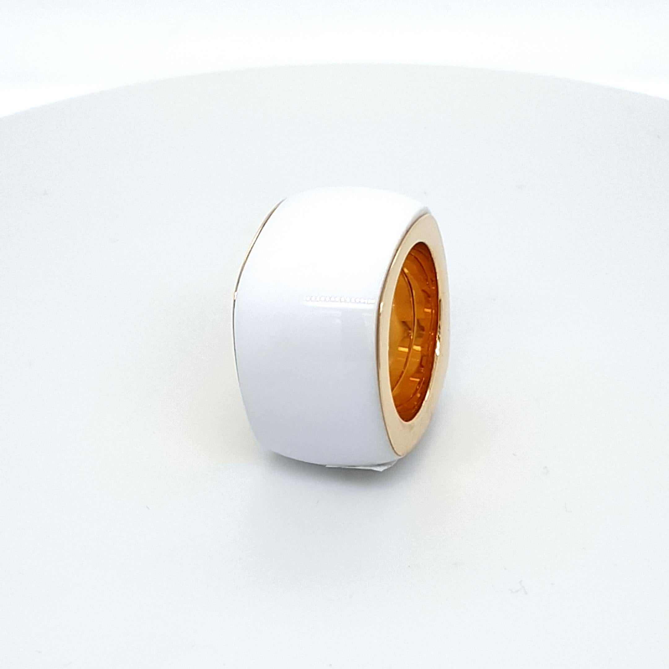 Cushion Cut Natural White Agate Ring with 18 Carat Yellow Gold, Cushion For Sale