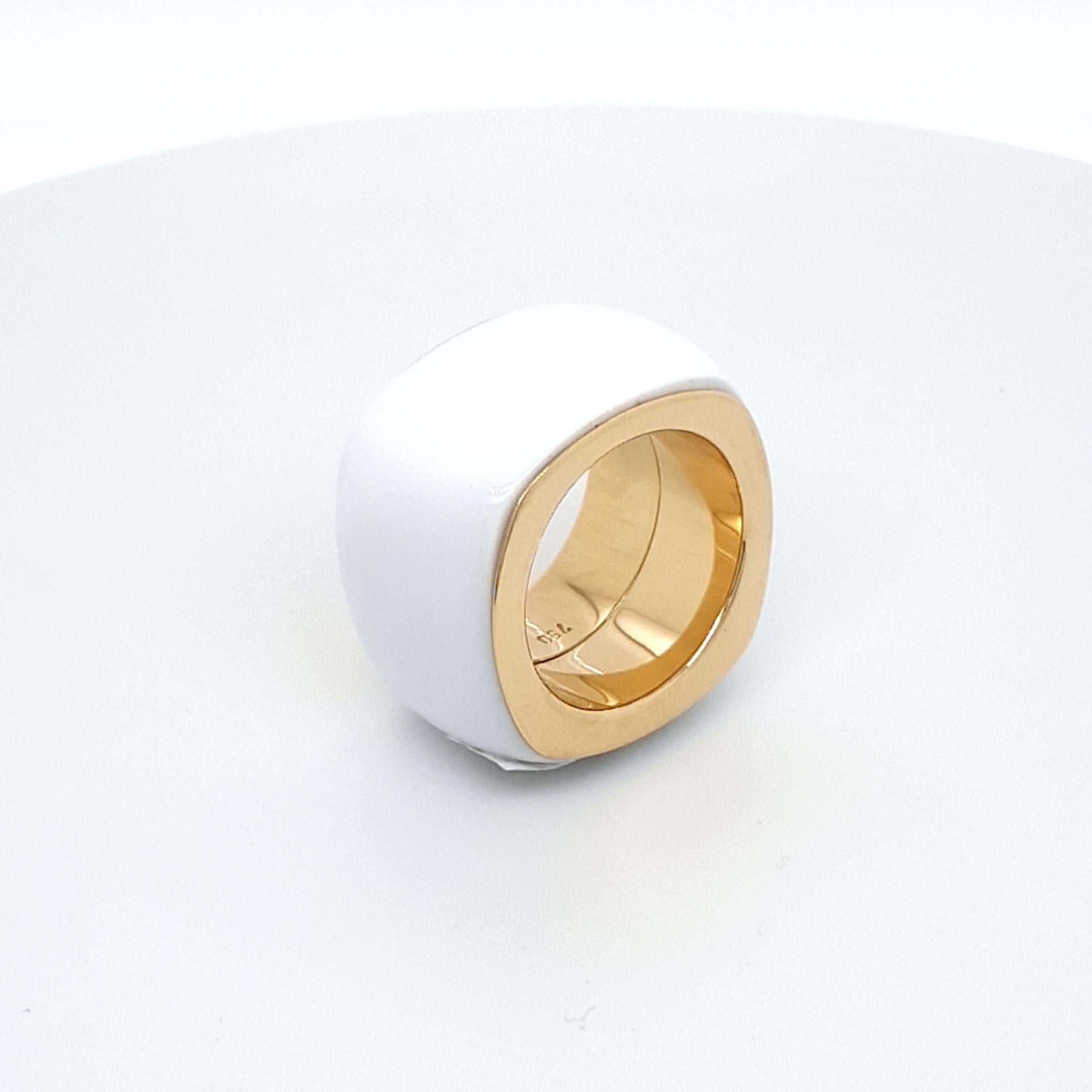 Natural White Agate Ring with 18 Carat Yellow Gold, Cushion In New Condition For Sale In Kirschweiler, DE
