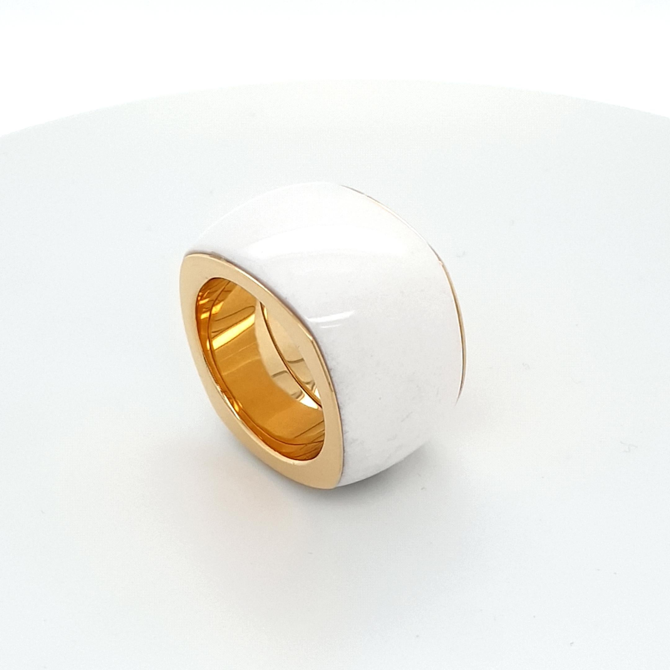 Ring aus natürlichem weißem Achat mit 18 Karat Gelbgold, Kissenschliff (Arts and Crafts) im Angebot