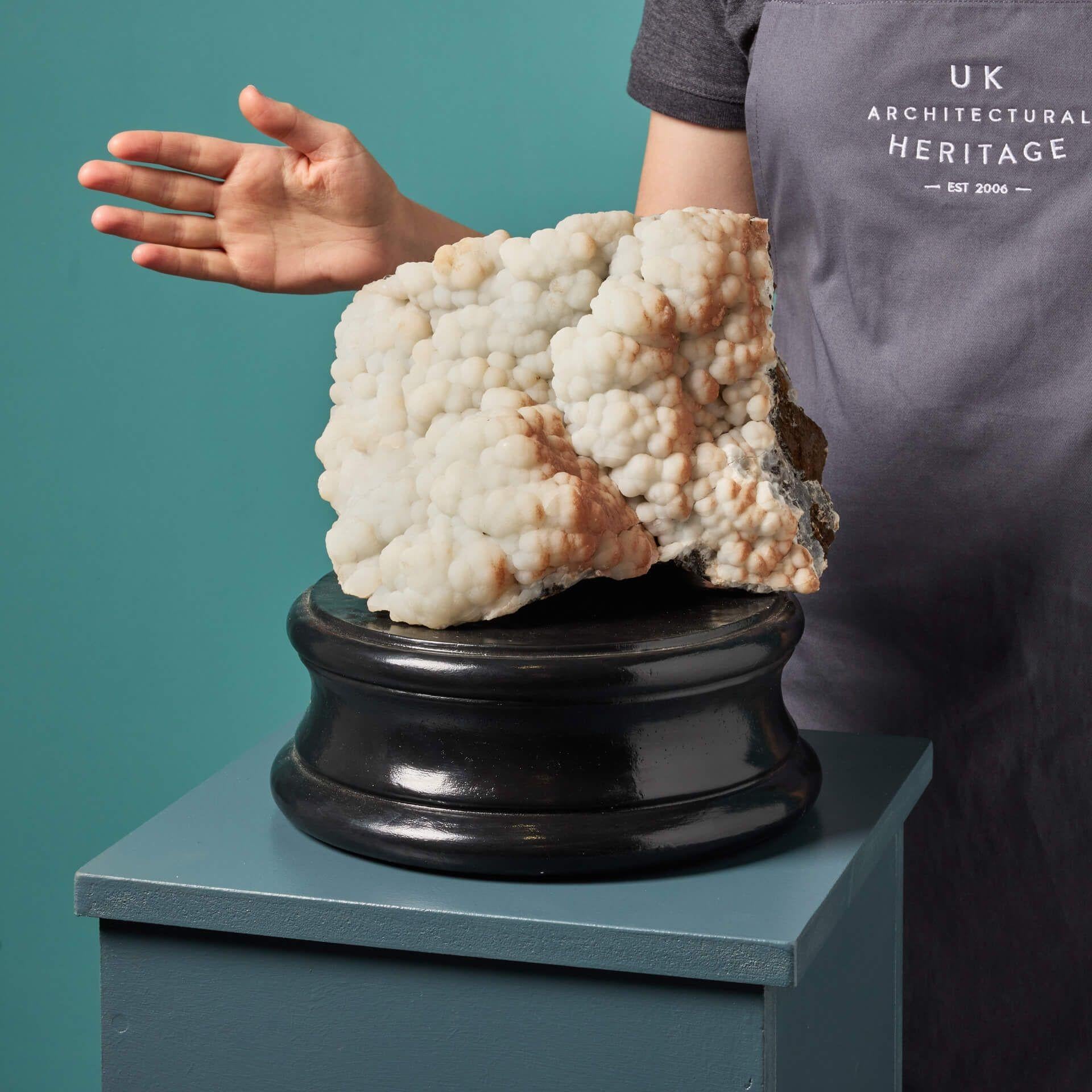 Un impressionnant spécimen d'aragonite blanche naturelle provenant d'une ancienne collection privée historique du Royaume-Uni.

Originaire de Madagascar, l'aragonite, ou calcite des cavernes, est souvent appelée 