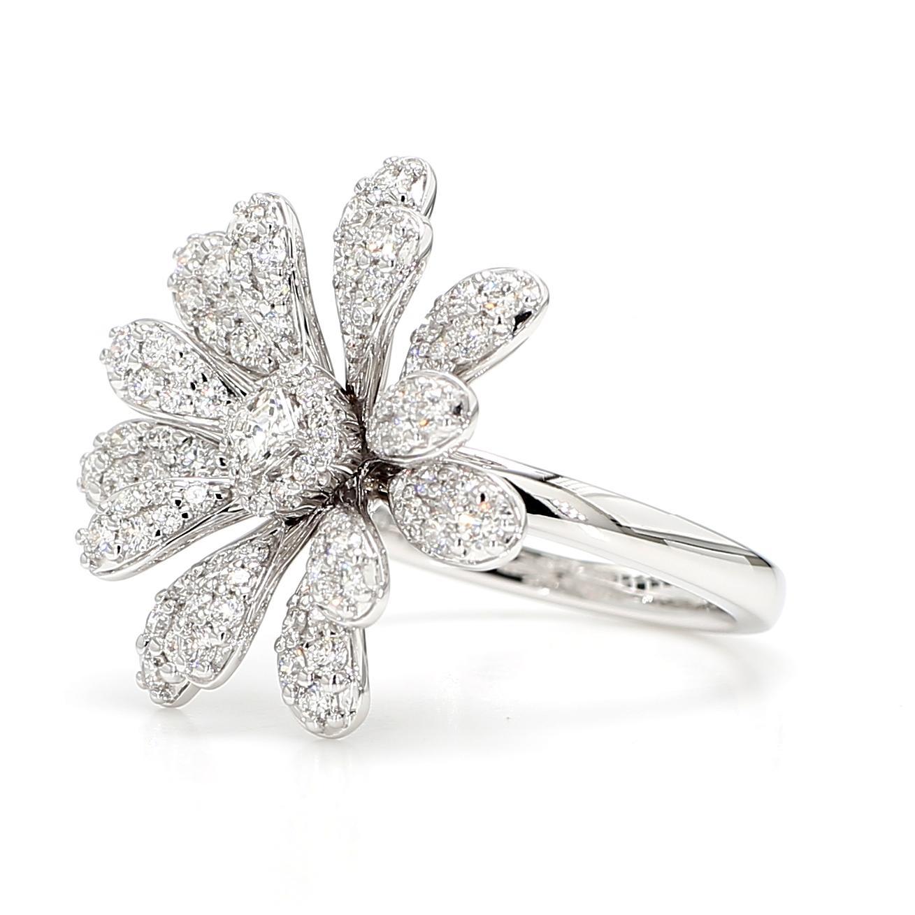 Der schöne Diamantring von RareGemWorld. Montiert in einer schönen 18K Weißgold-Fassung mit natürlichen weißen Diamanten im Asscher-Schliff, umgeben von runden natürlichen weißen Diamanten. Dieses Band wird Sie garantiert beeindrucken und Ihre