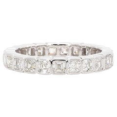 Fascia di eternità in oro bianco con diamante naturale Asscher da 2,49 carati TW