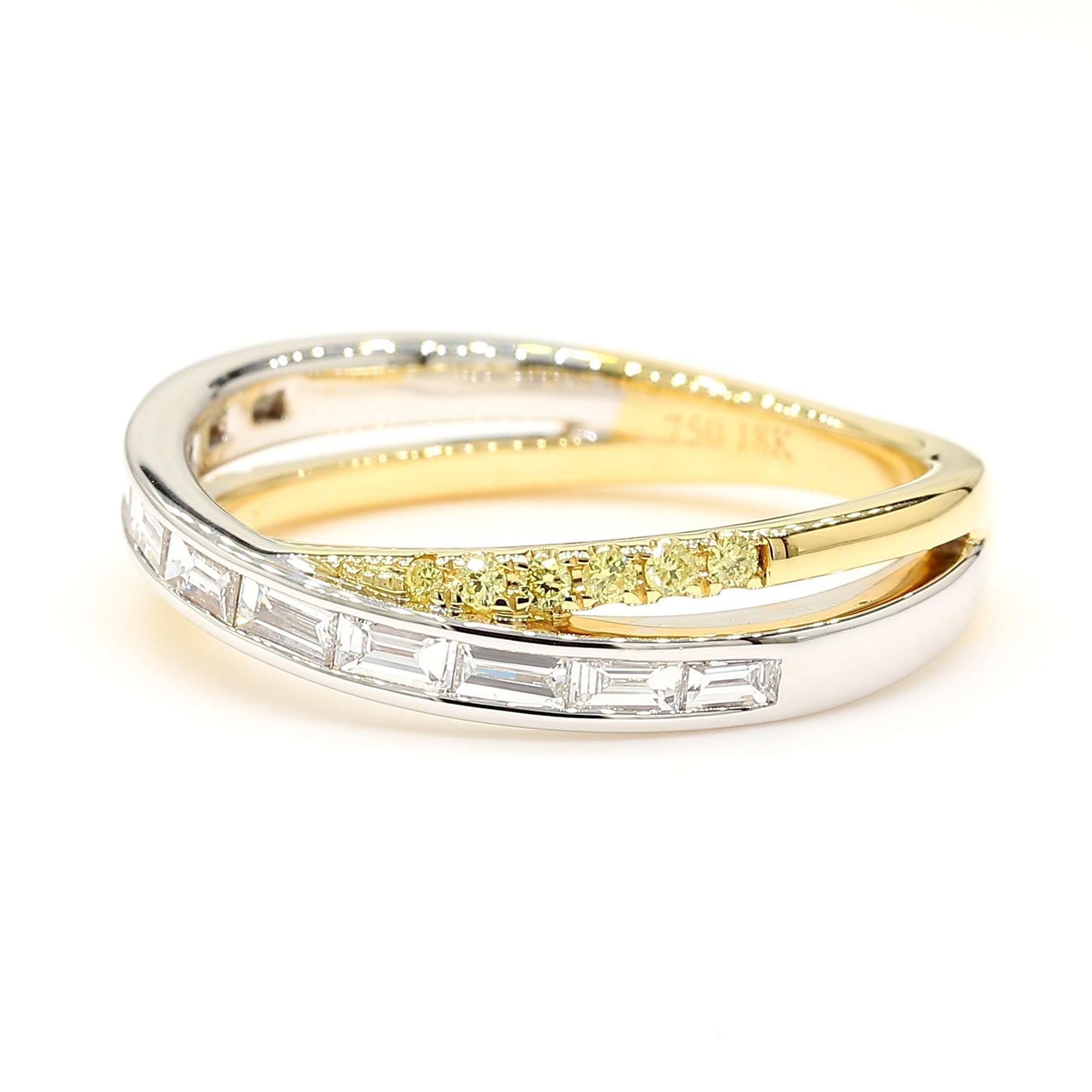 Preciosa banda de diamantes de RareGemWorld. Montada en un precioso engaste de oro amarillo/blanco de 18 quilates con diamantes blancos naturales talla baguette complementados con melee de diamantes blancos naturales. ¡Esta banda está garantizada
