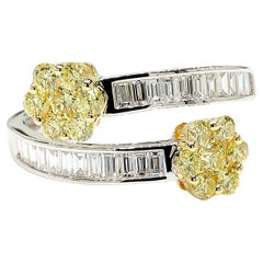 Fascia da cocktail in oro bianco naturale con diamante giallo e baguette da 1,15 carati TW