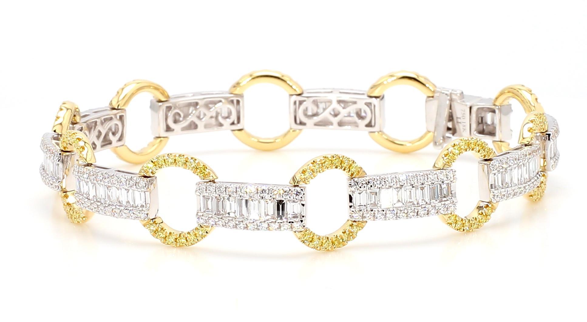 Le magnifique bracelet en diamants de Raregemworld. Monté dans une belle monture en or jaune et blanc 18 carats avec des diamants blancs de taille baguette naturels complétés par des mêlées de diamants jaunes de taille ronde naturelle et des mêlées