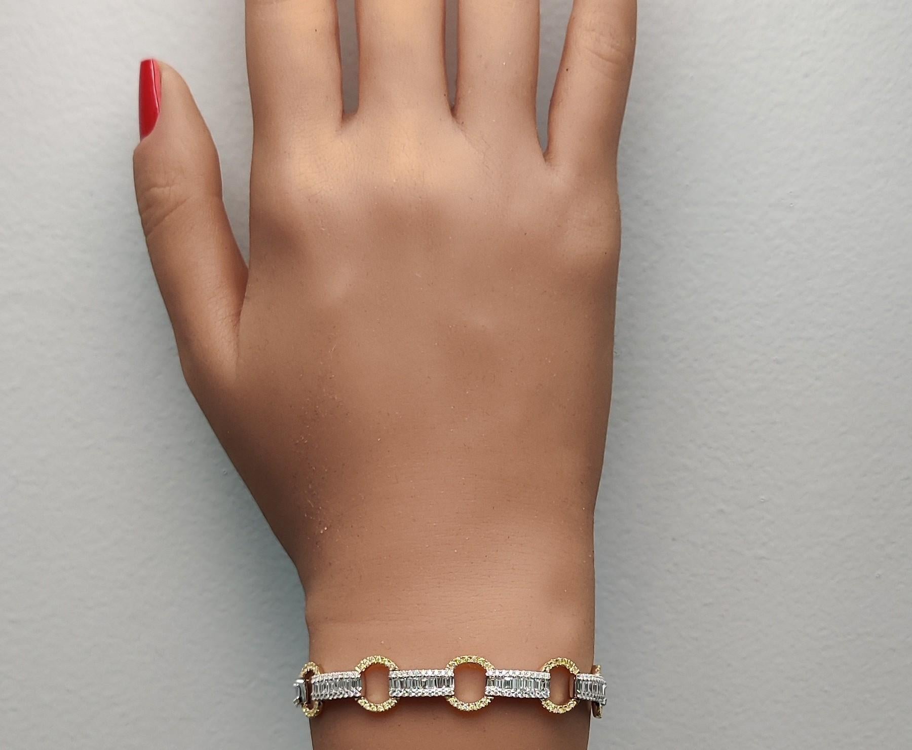 Bracelet à maillons en or blanc, baguette et diamants jaunes de 4,76 carats poids total Neuf - En vente à New York, NY
