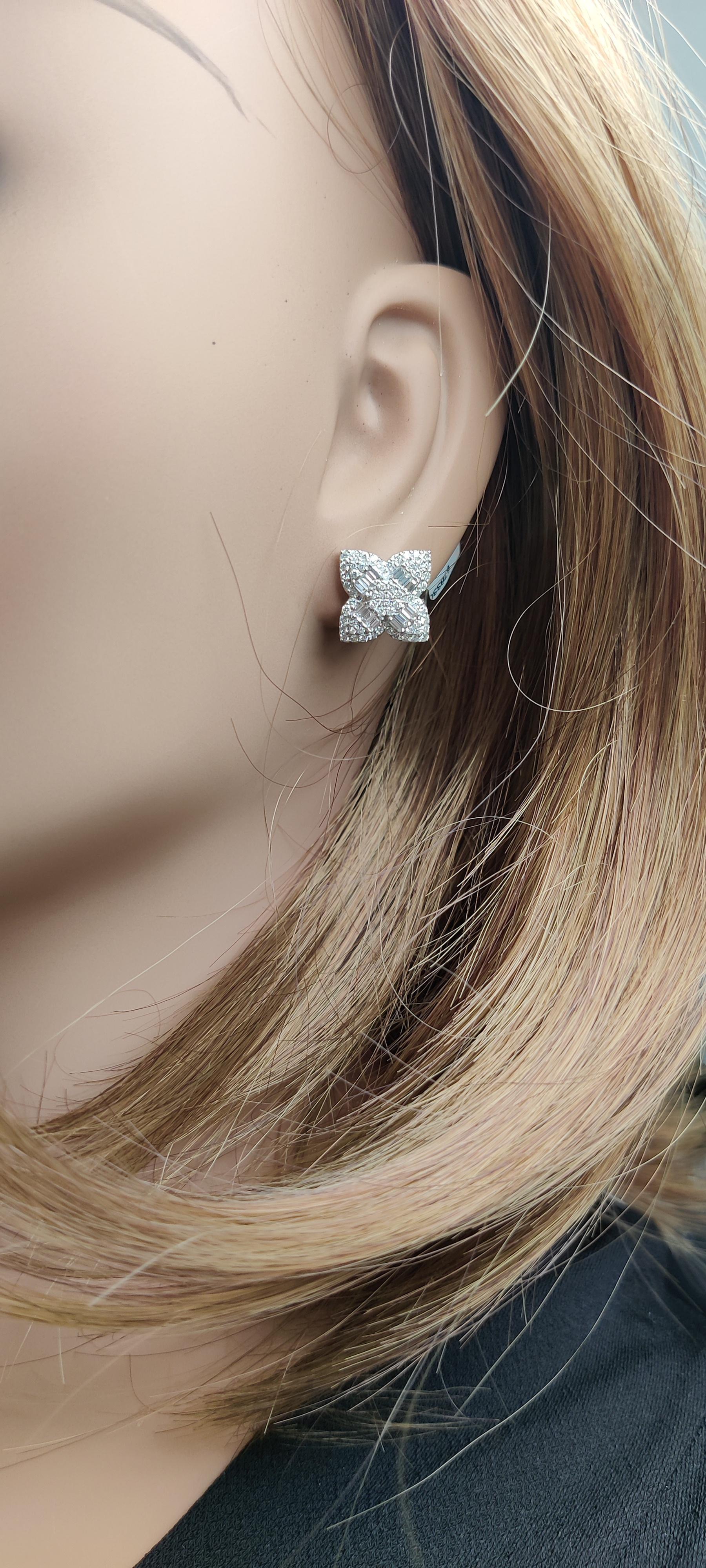 Natural White Baguette Diamond 1.00 Carat TW Gold Stud Earrings In New Condition In New York, NY