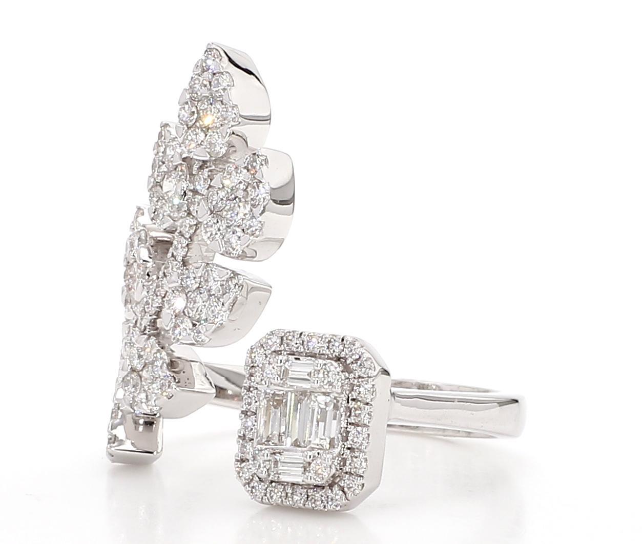 Der schöne Diamantring von RareGemWorld. In einer schönen Fassung aus 18 Karat Weißgold mit natürlichen weißen Baguette-Diamanten, ergänzt durch natürliche runde weiße Diamanten, gefasst. Dieser Ring wird Sie garantiert beeindrucken und Ihre