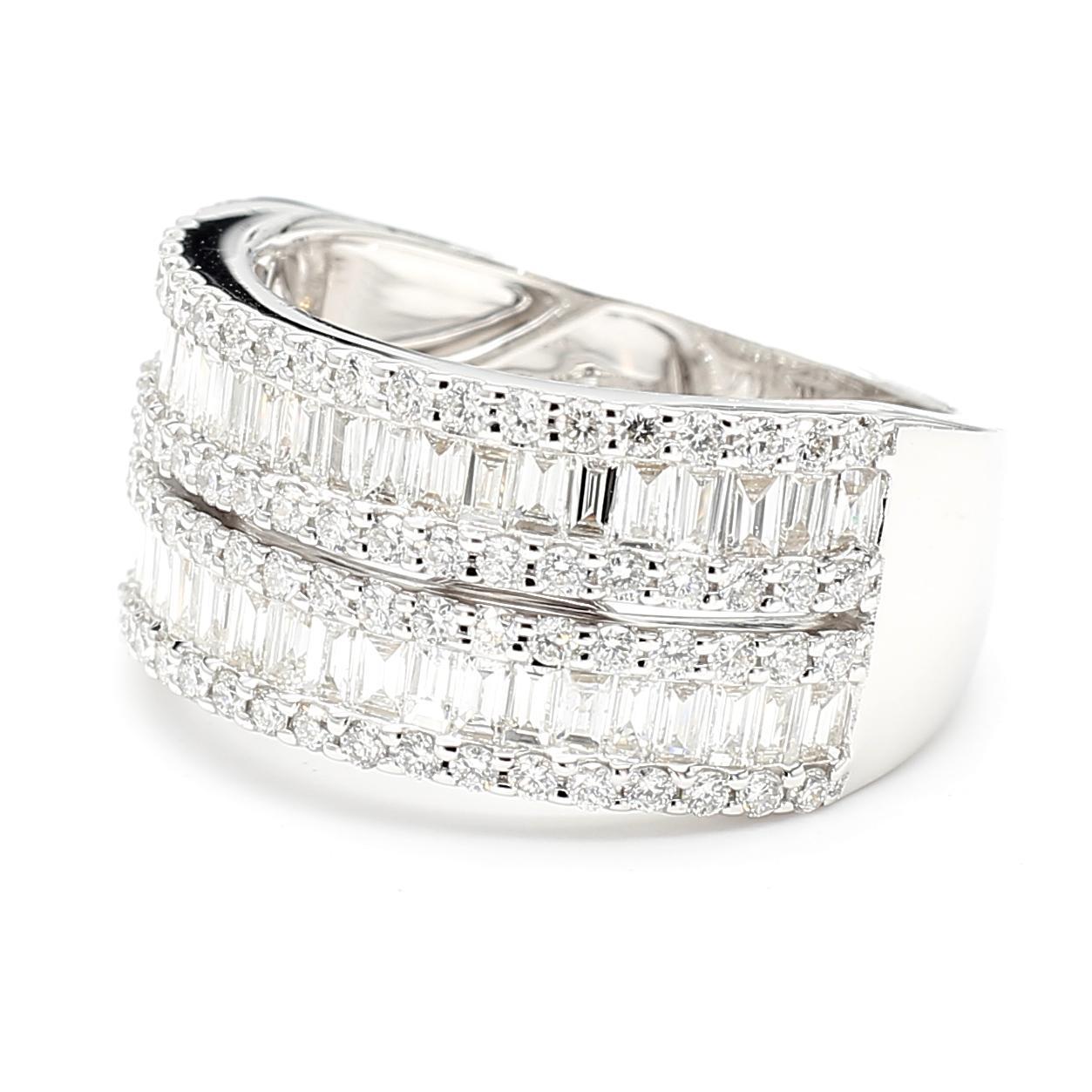 Der schöne Diamant-Cocktailring von RareGemWorld. In einer schönen Fassung aus 18 Karat Weißgold mit natürlichen weißen Baguette-Diamanten, ergänzt durch natürliche runde weiße Diamanten, gefasst. Dieser Ring wird Sie garantiert beeindrucken und
