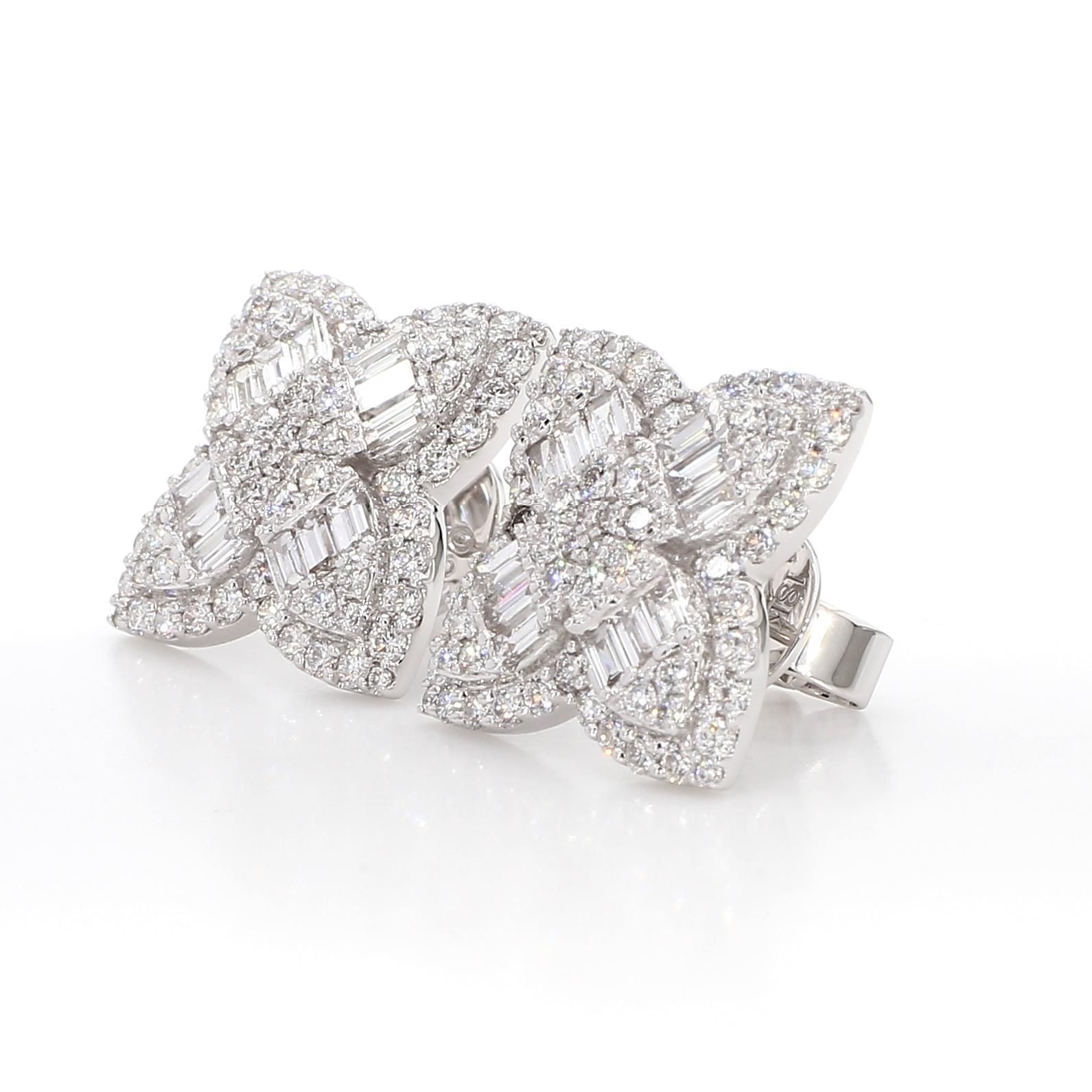 Les magnifiques boucles d'oreilles en diamant de Raregemworld. Monté dans une belle monture en or blanc 18 carats avec des diamants blancs de taille baguette naturelle et une mêlée de diamants blancs ronds naturels. Ces boucles d'oreilles sont
