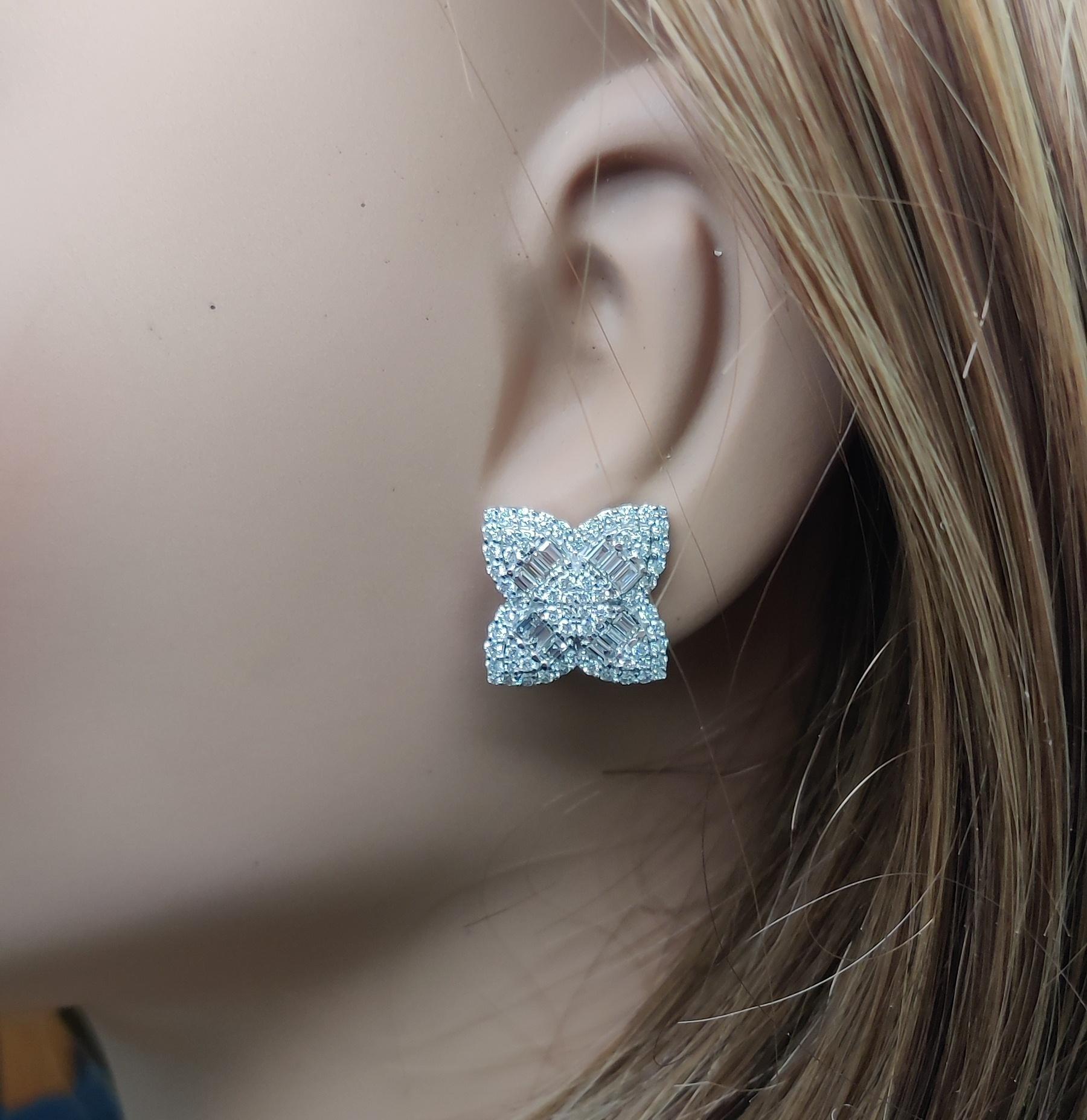 Clous d'oreilles en or avec diamants baguettes blancs naturels de 1.84 carats poids total Neuf - En vente à New York, NY