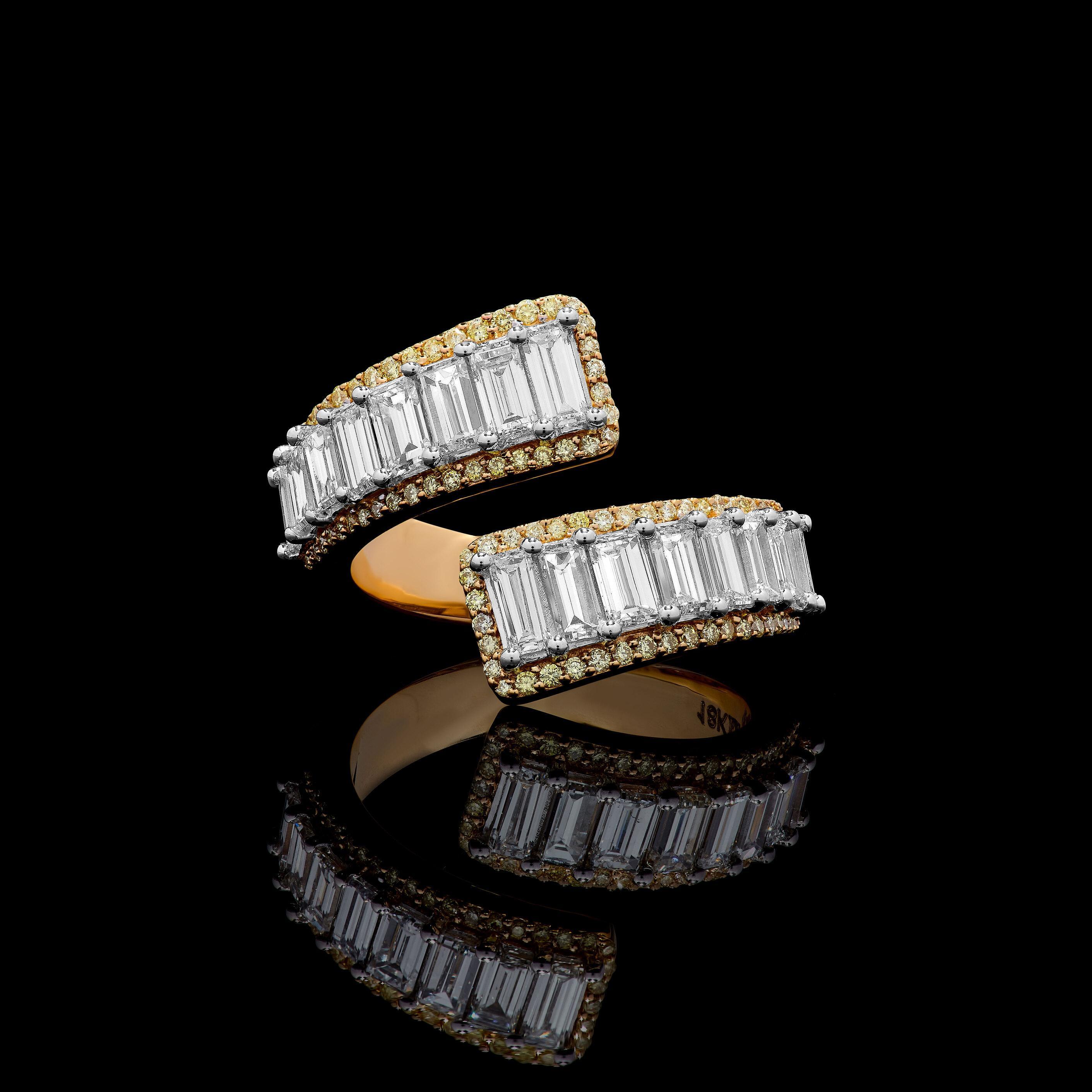 Taille baguette Bague cocktail en or jaune avec diamants baguettes blancs naturels de 2,70 carats poids total en vente