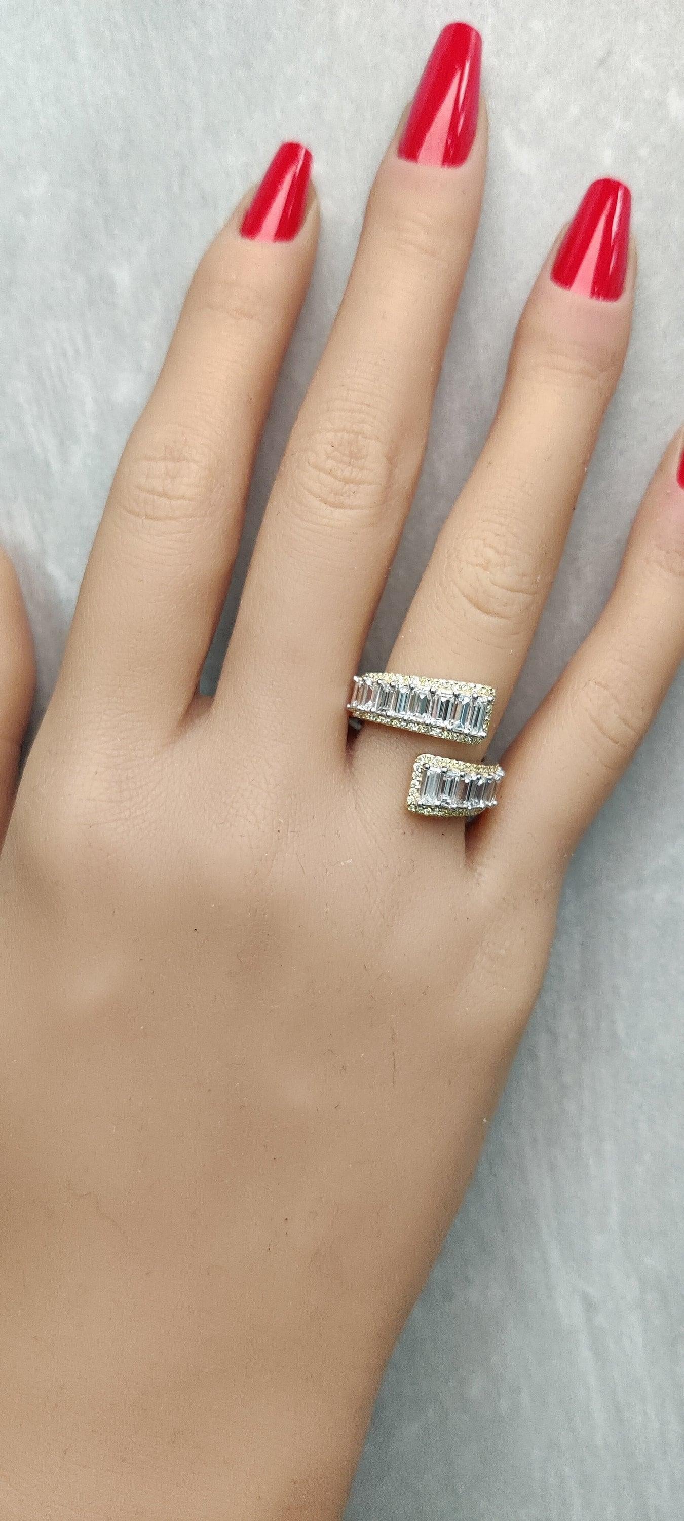 Bague cocktail en or jaune avec diamants baguettes blancs naturels de 2,70 carats poids total Neuf - En vente à New York, NY