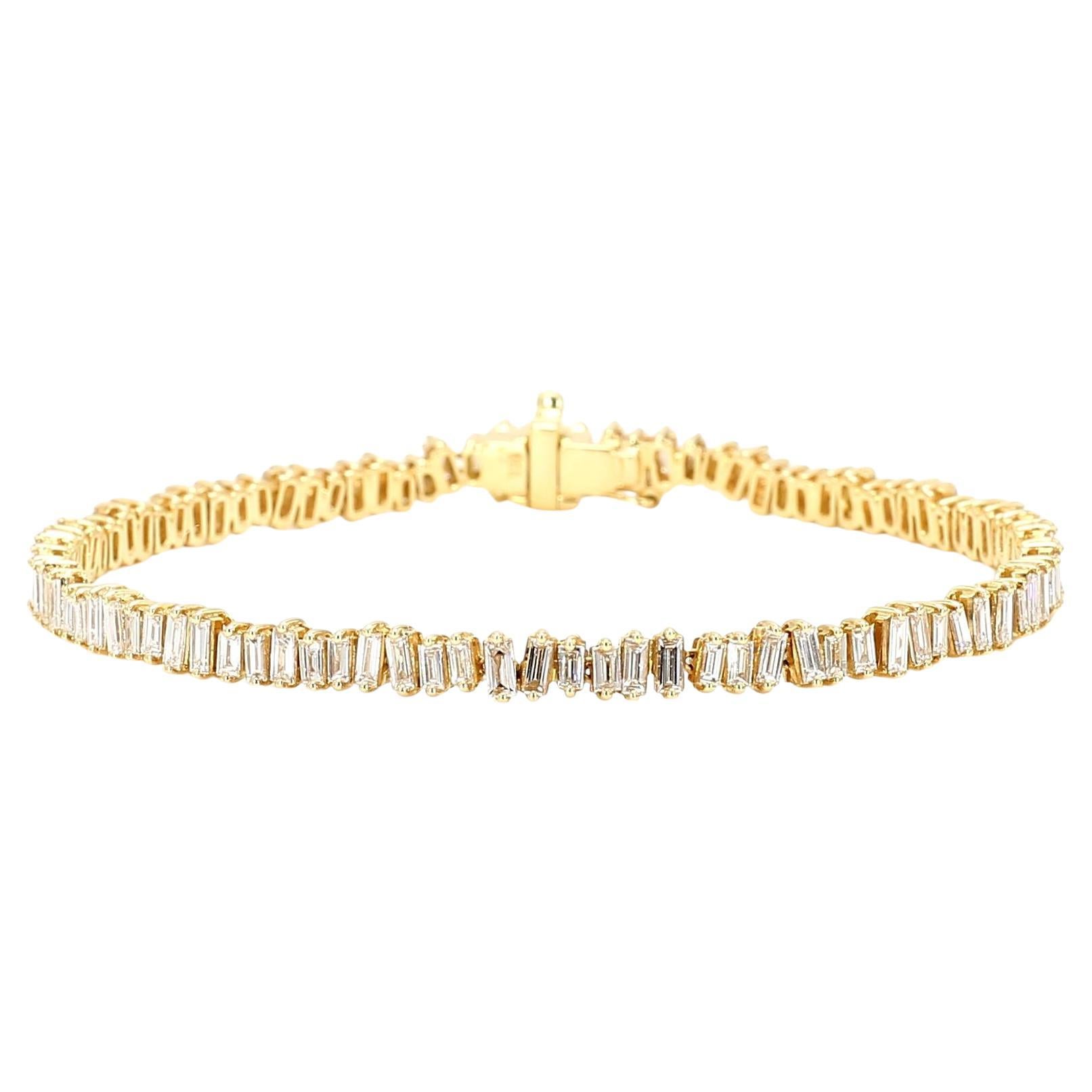 Bracciale tennis in oro giallo con diamante bianco naturale Baguette da 2,95 carati TW in vendita