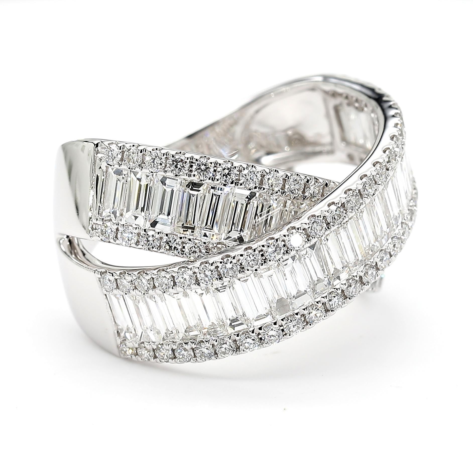 Anillo de cóctel de oro blanco con diamante baguette blanco natural de 3.68 quilates TW Corte baguette en venta