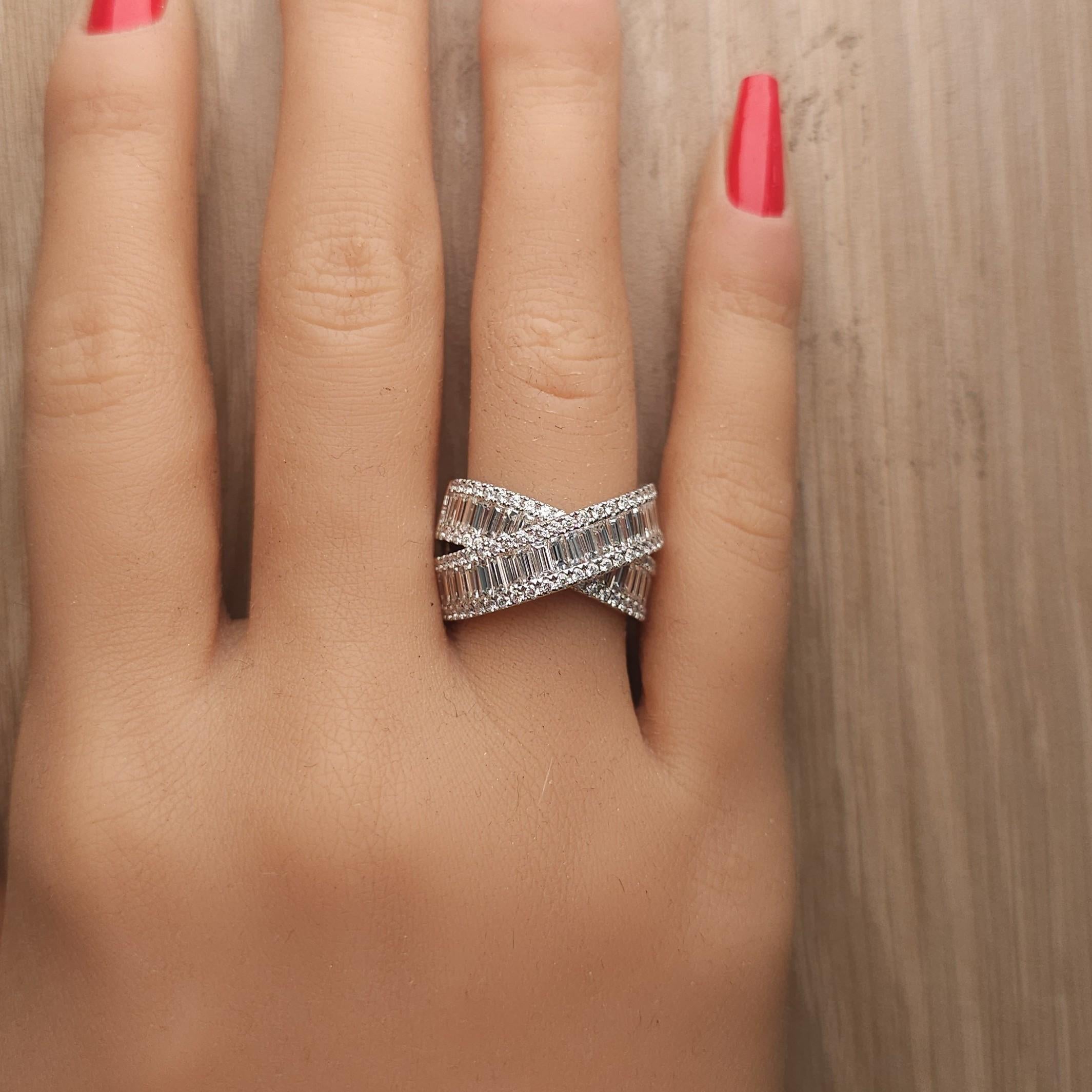Anillo de cóctel de oro blanco con diamante baguette blanco natural de 3.68 quilates TW en Nuevo estado para la venta en New York, NY