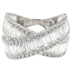 Anillo de cóctel de oro blanco con diamante baguette blanco natural de 3.68 quilates TW