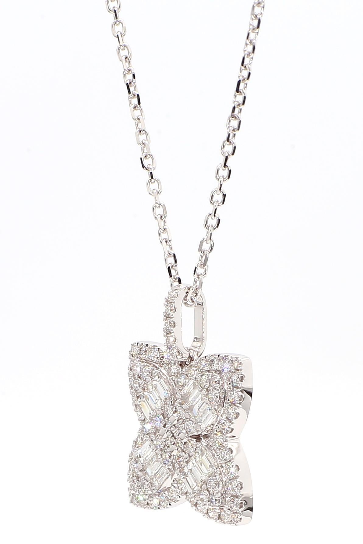 Le pendentif classique en diamant de Raregemworld. Monté dans une belle monture en or blanc 18 carats avec des diamants blancs de taille baguette naturels complétés par des diamants blancs ronds naturels en mêlée. Ce pendentif est garanti pour