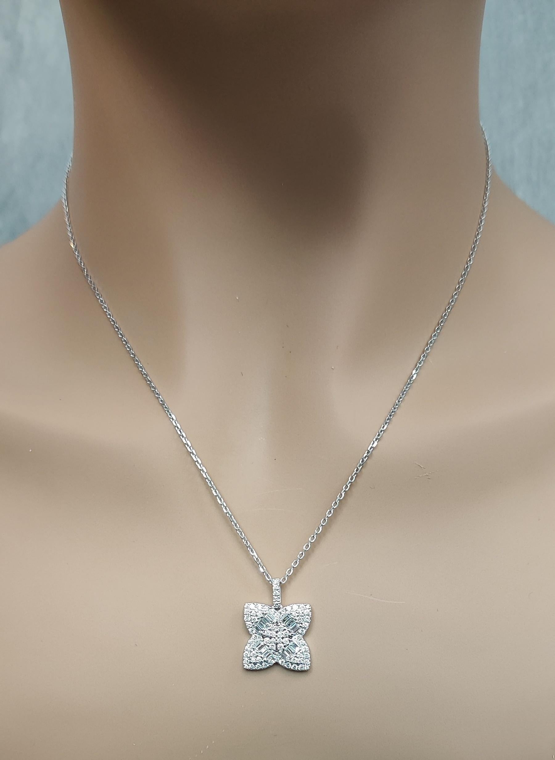 Taille baguette Pendentif en or blanc avec diamant baguette naturel de 0,91 carat TW en vente