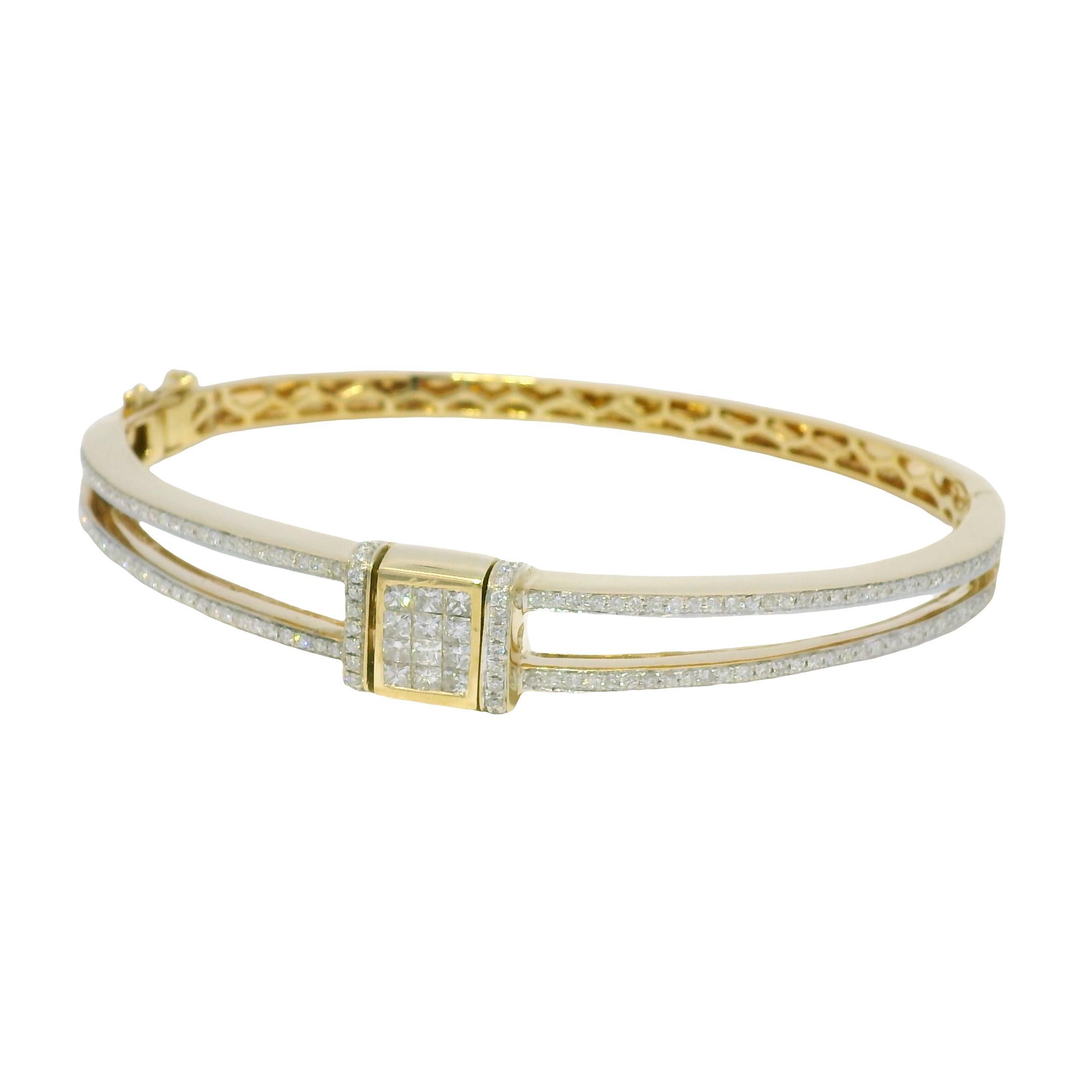 Natürlicher weißer & blauer bestrahlter Diamant 14-Karat-Armreif Vorrätig (Ovalschliff) im Angebot