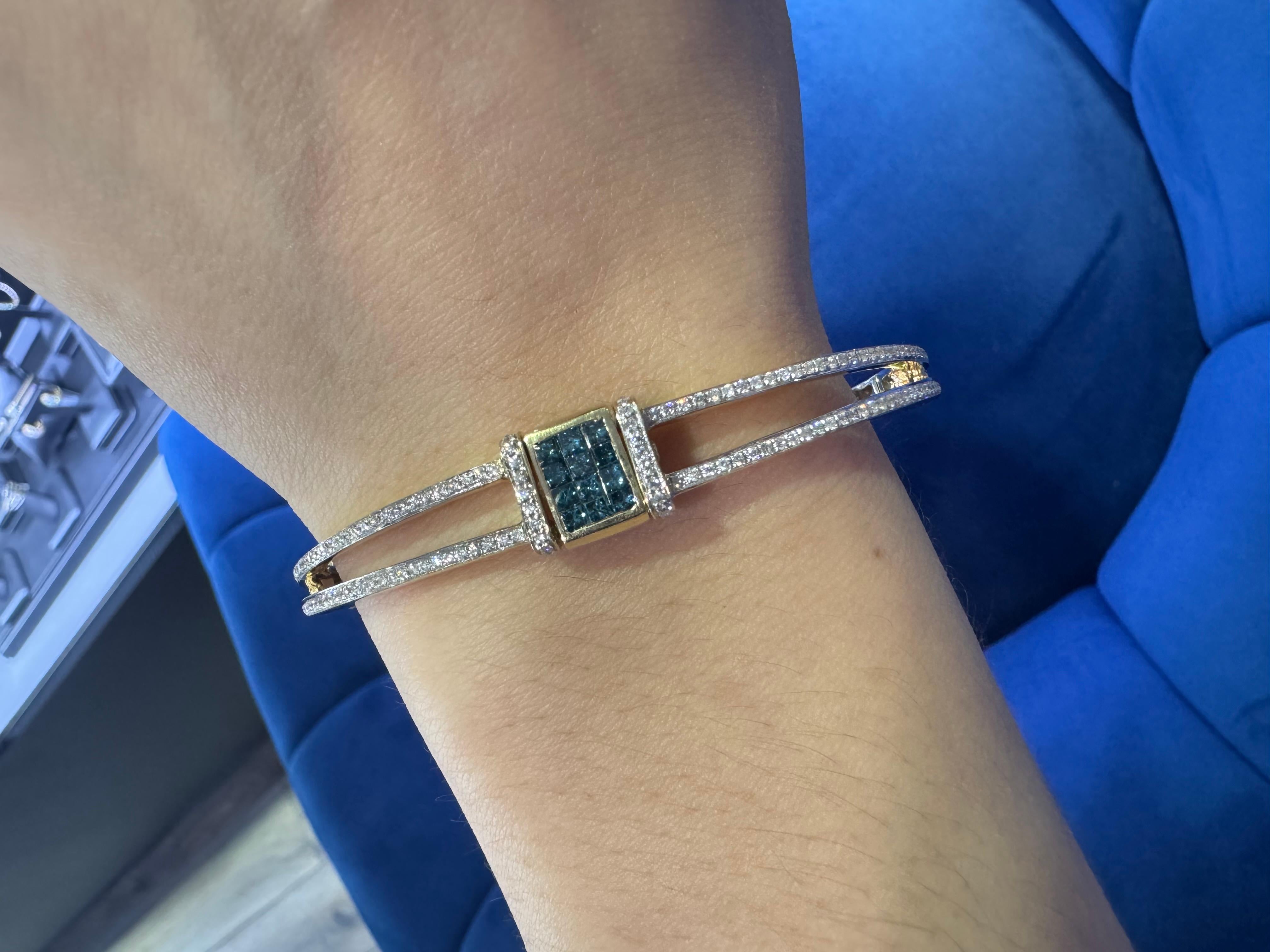 Natürlicher weißer & blauer bestrahlter Diamant 14-Karat-Armreif Vorrätig (Moderne) im Angebot