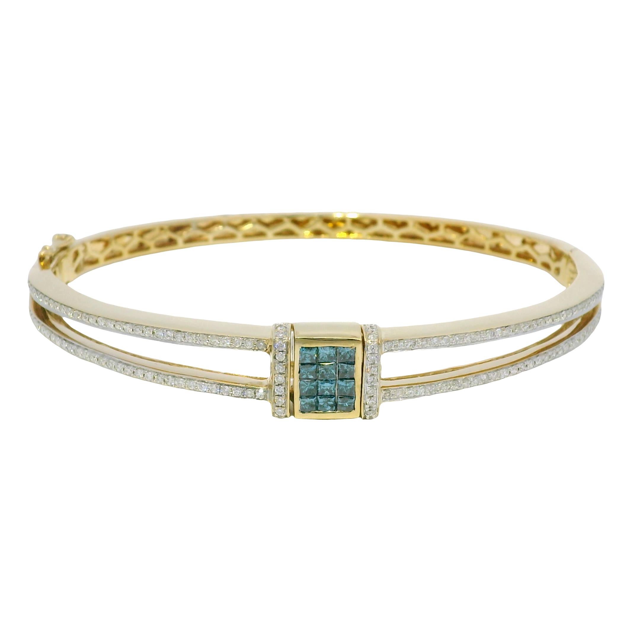 Natürlicher weißer & blauer bestrahlter Diamant 14-Karat-Armreif Vorrätig Damen im Angebot