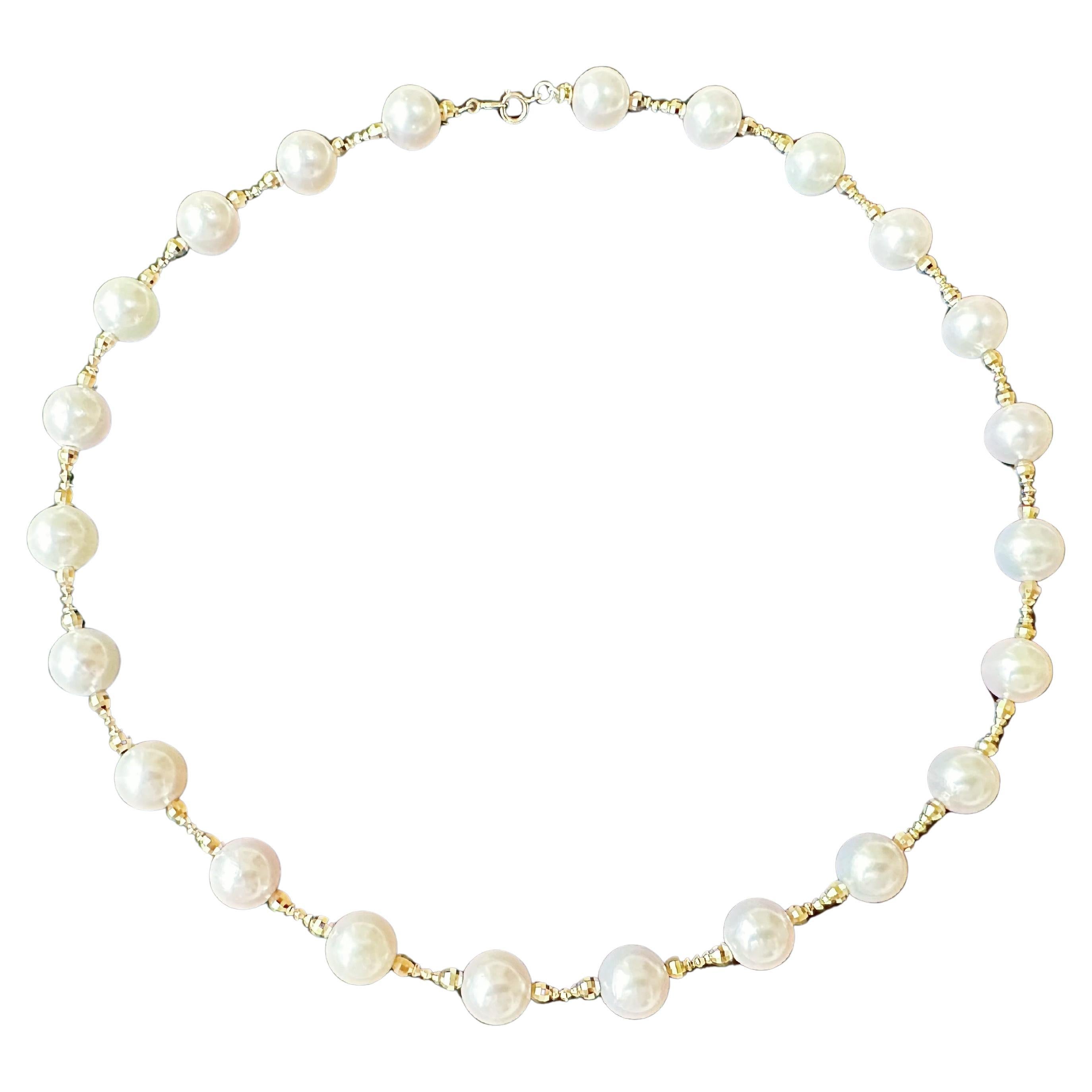 Collier de perles Akoya de couleur naturelle blanche des mers du Japon avec perles dorées 18 carats