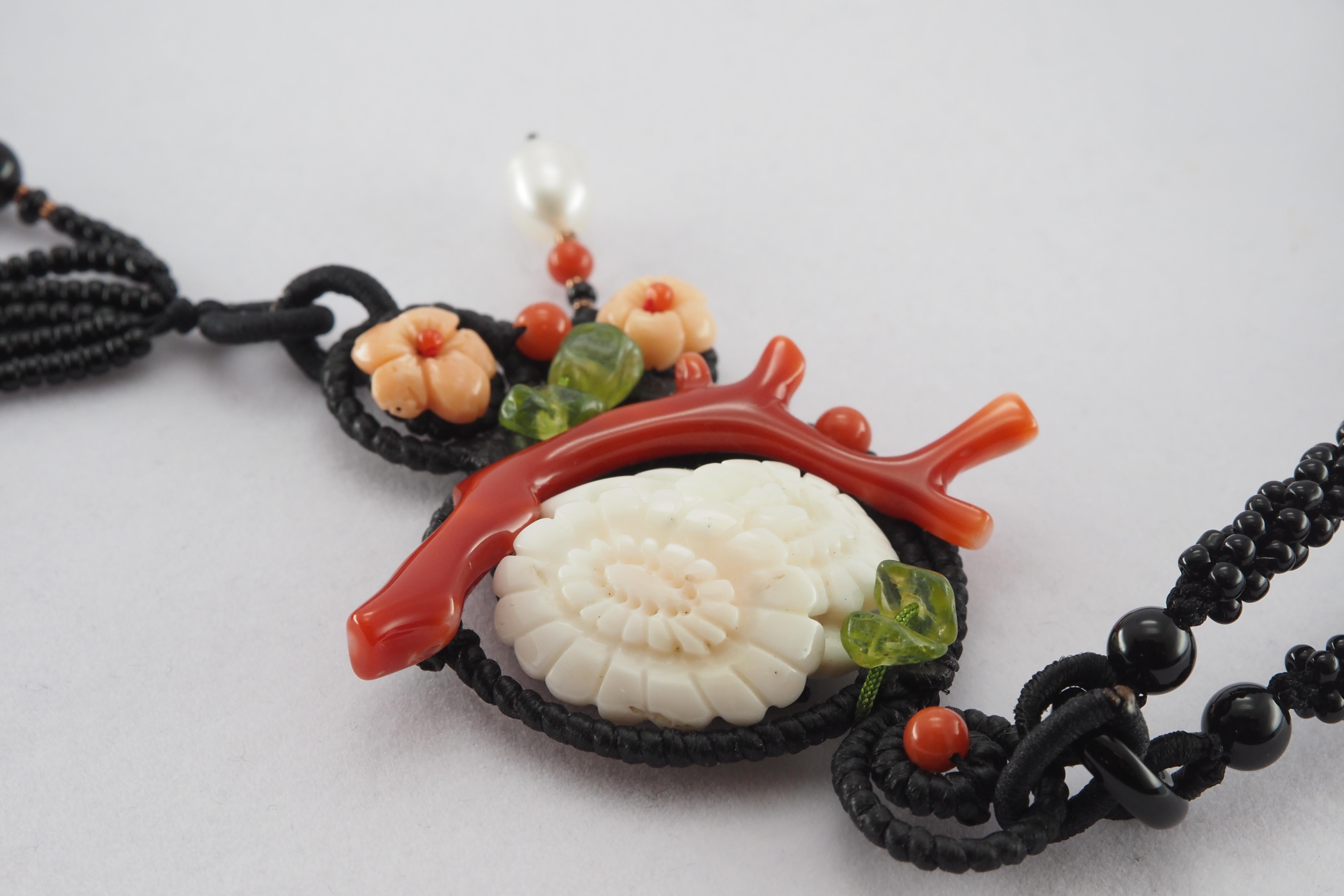Collier de chrysanthèmes, corail blanc naturel, corail rouge, péridots et agate en vente 5